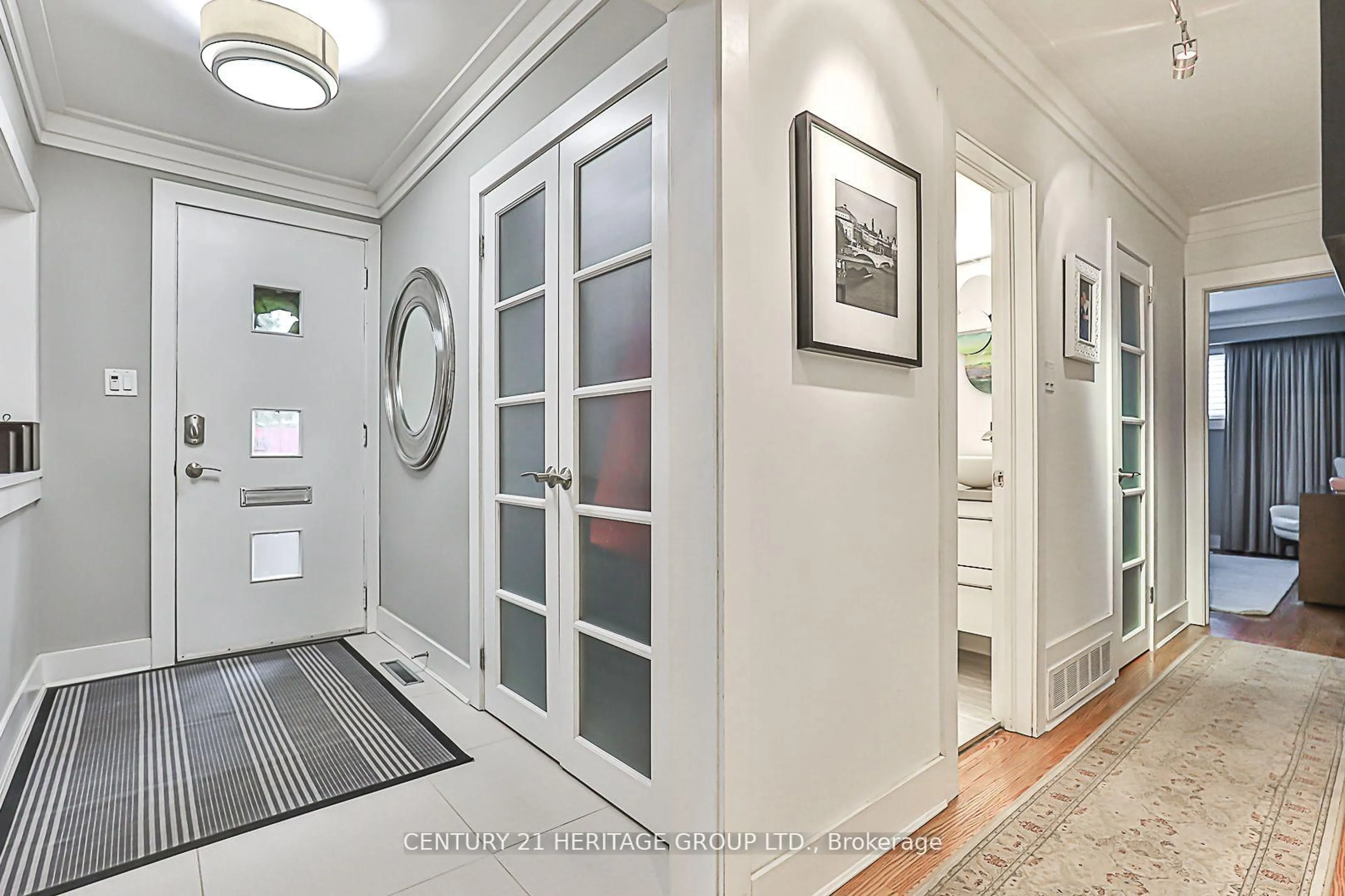 Indoor entryway for 384 Sugar Maple Lane, Richmond Hill Ontario L4C 4C4