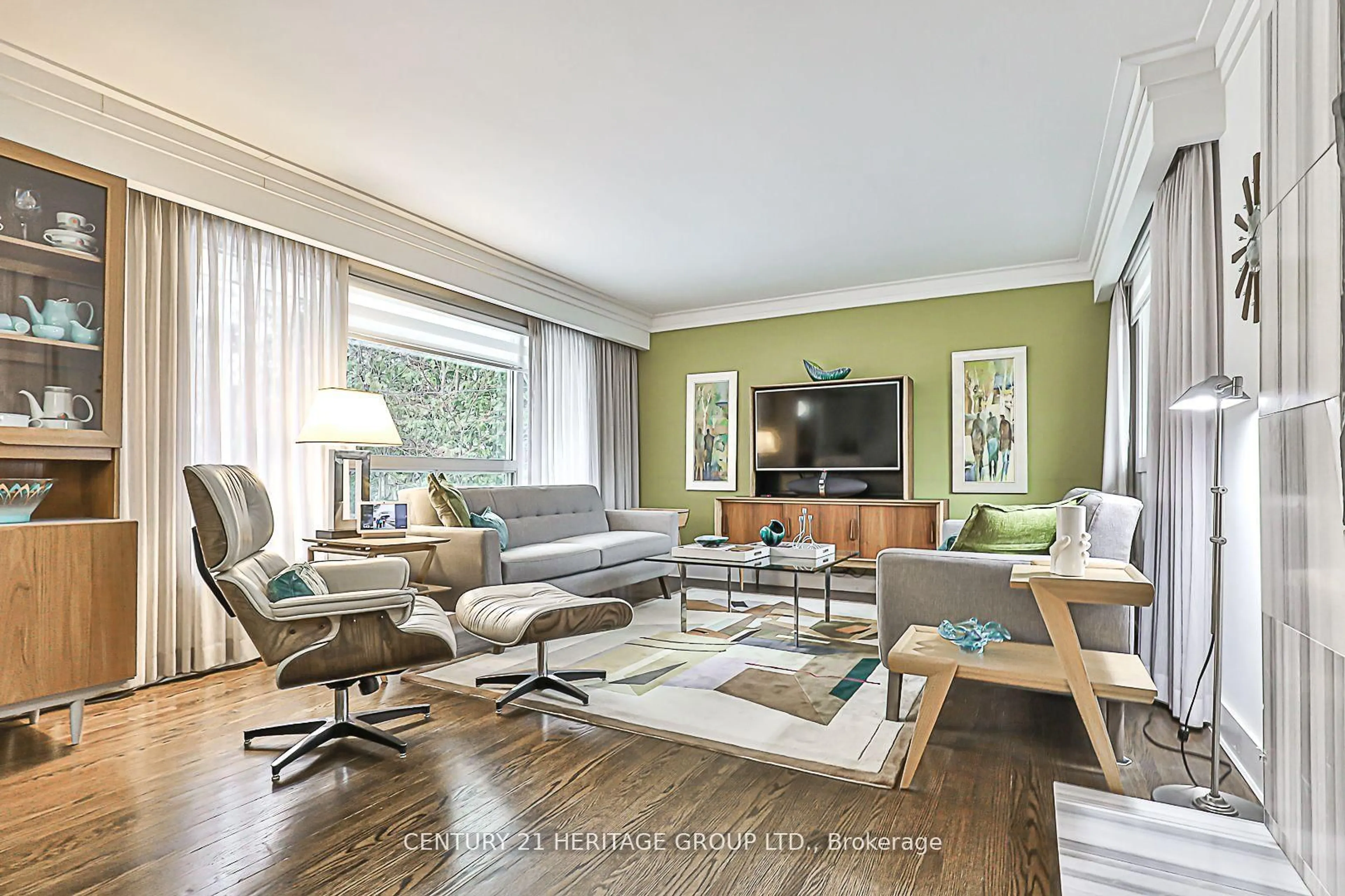 Living room with furniture, wood/laminate floor for 384 Sugar Maple Lane, Richmond Hill Ontario L4C 4C4