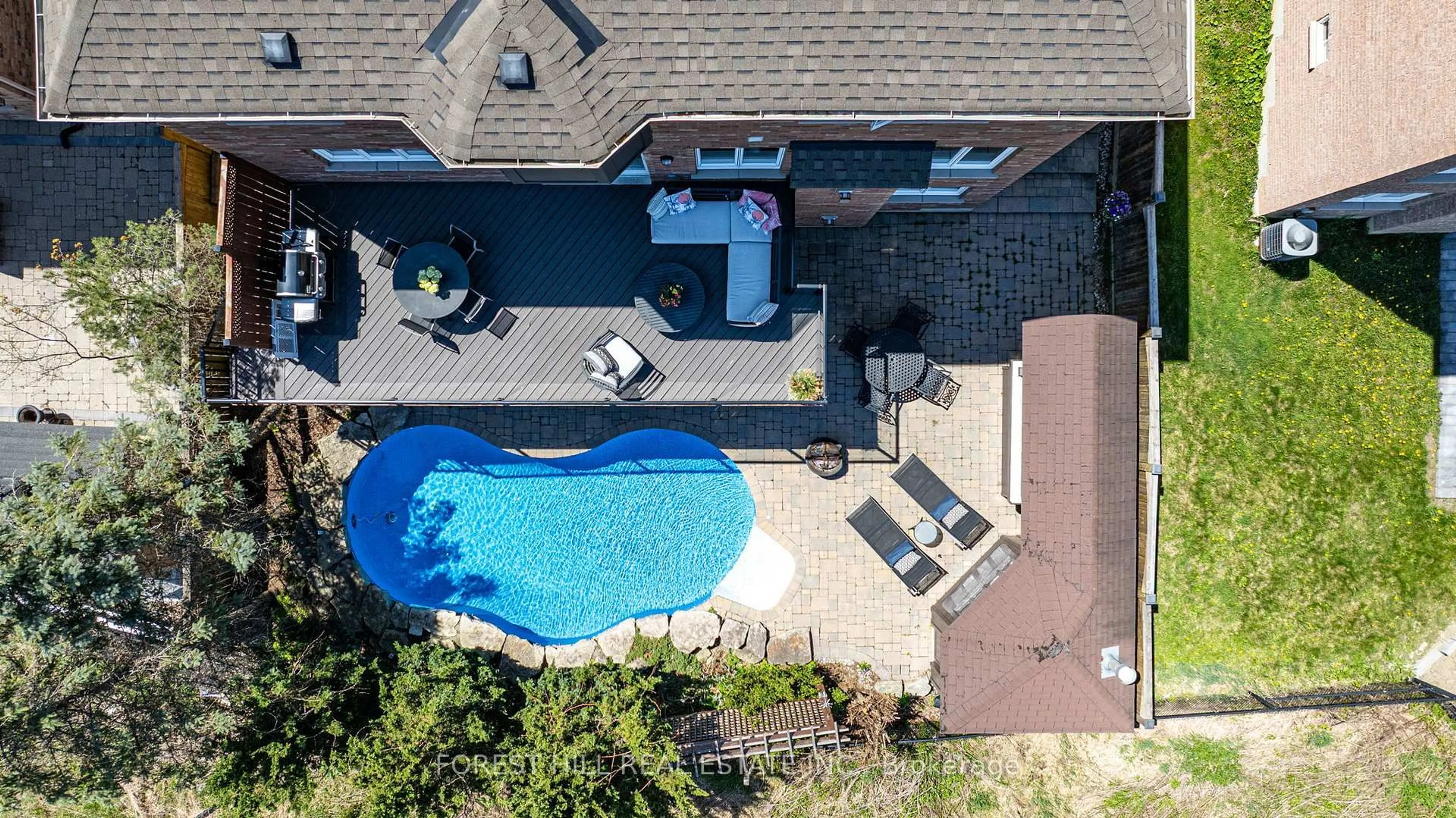 A pic from outside/outdoor area/front of a property/back of a property/a pic from drone, unknown for 29 Red Cardinal Tr, Richmond Hill Ontario L4E 3Y5