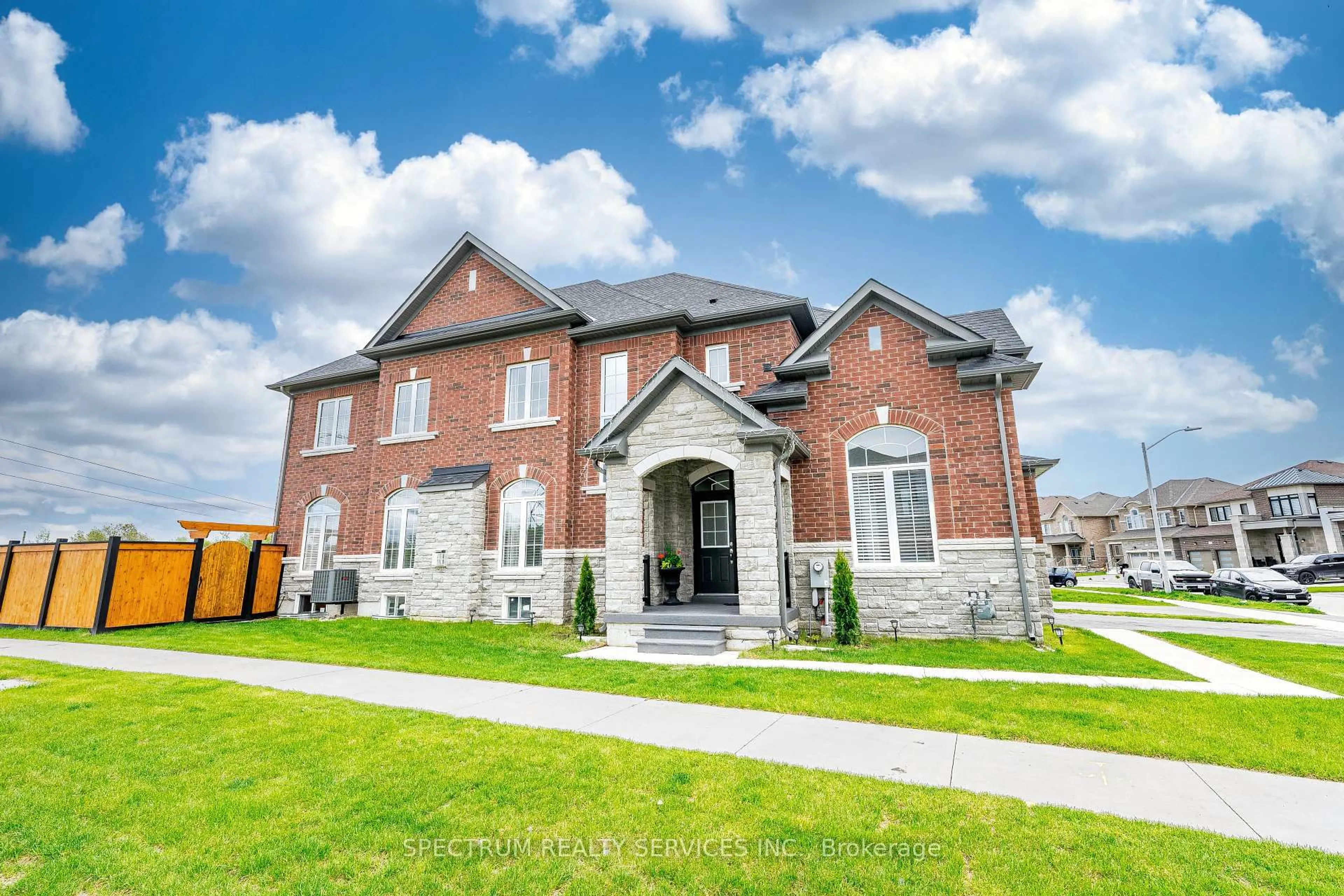 Home with brick exterior material, building for 250 FERRAGINE Cres, Bradford West Gwillimbury Ontario L3Z 4J8