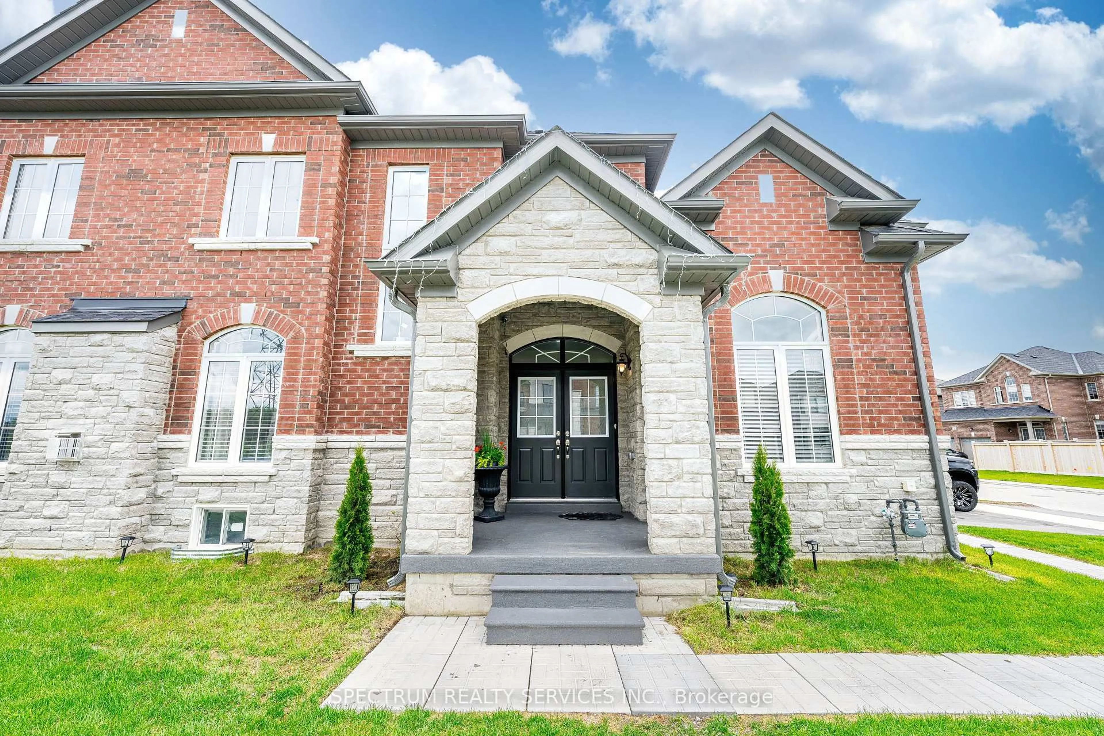 Home with brick exterior material, street for 250 FERRAGINE Cres, Bradford West Gwillimbury Ontario L3Z 4J8