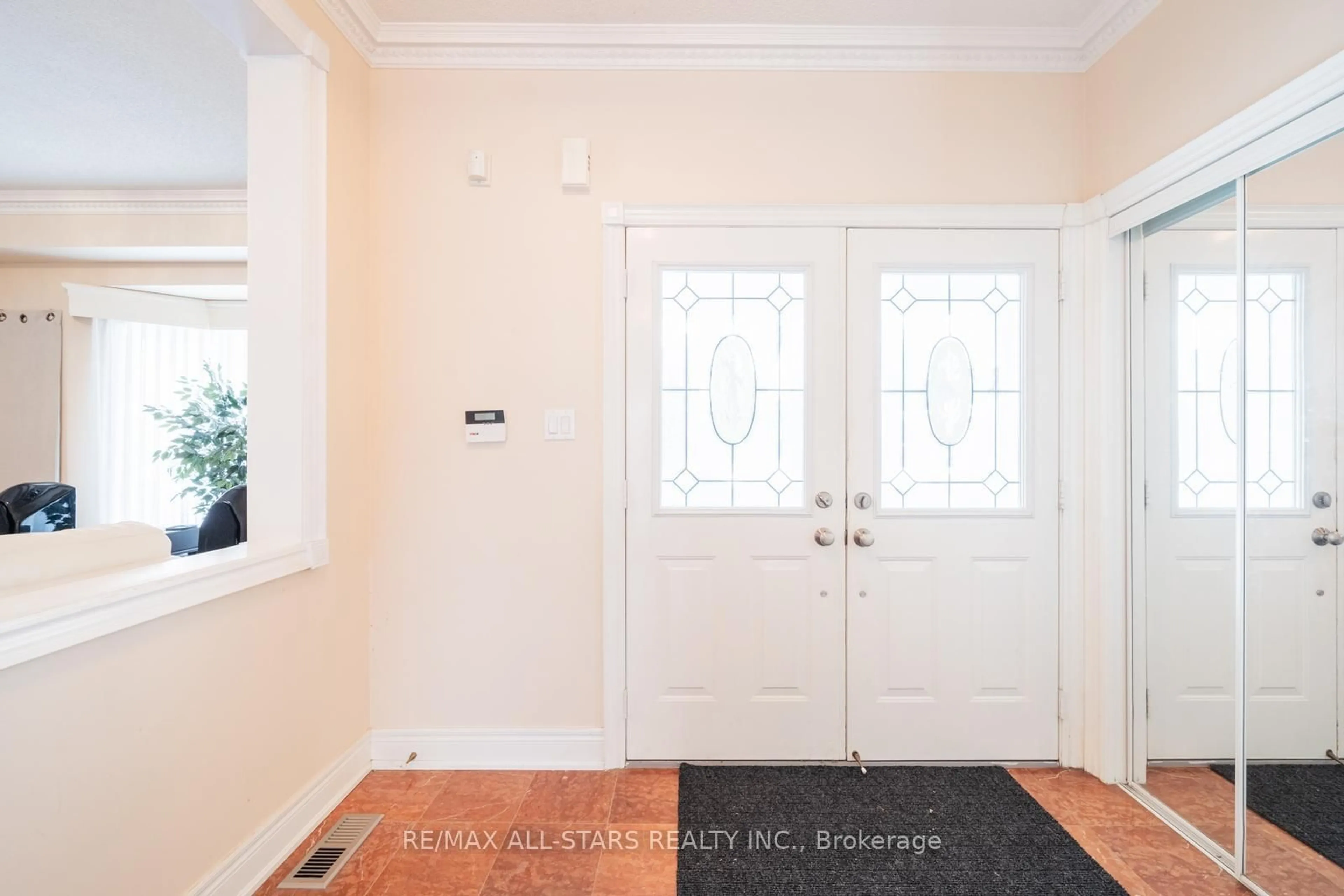 Indoor entryway for 21 Albert St, Whitchurch-Stouffville Ontario L4A 4H2