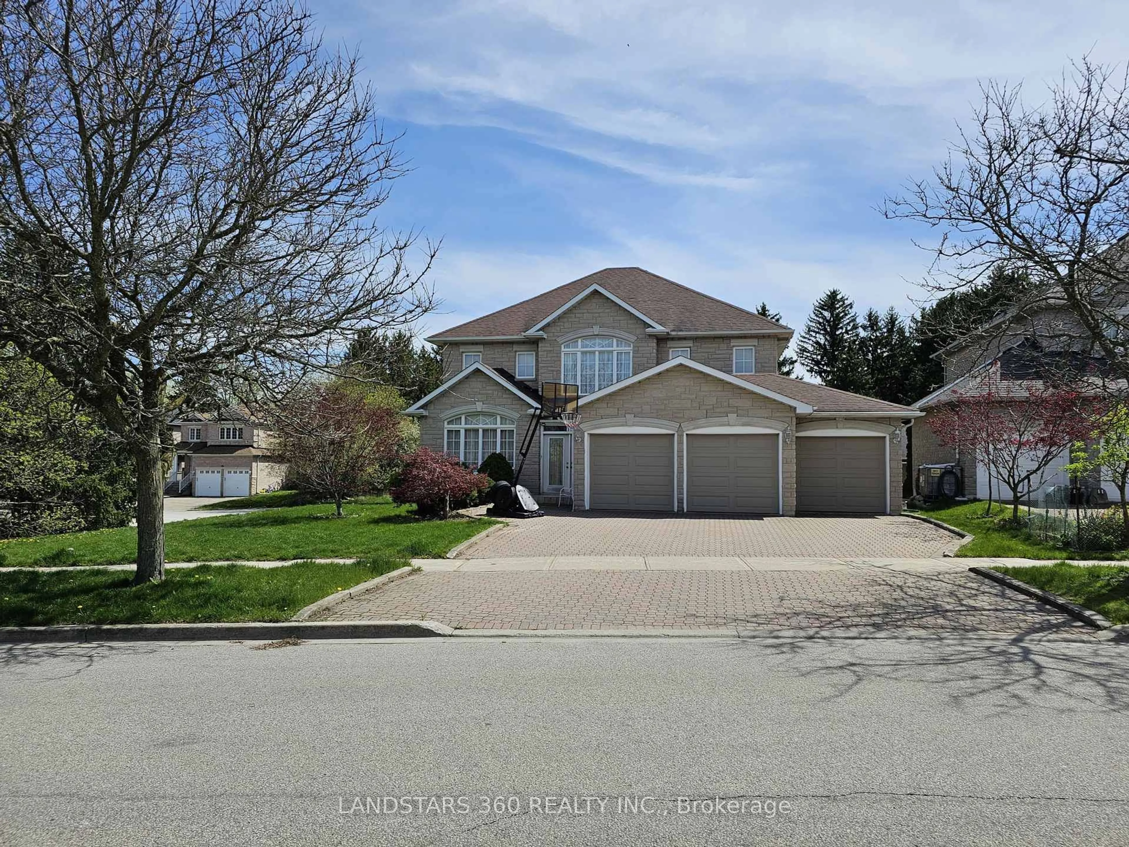 A pic from outside/outdoor area/front of a property/back of a property/a pic from drone, street for 13 Edgecombe Crt, Markham Ontario L3S 2W6