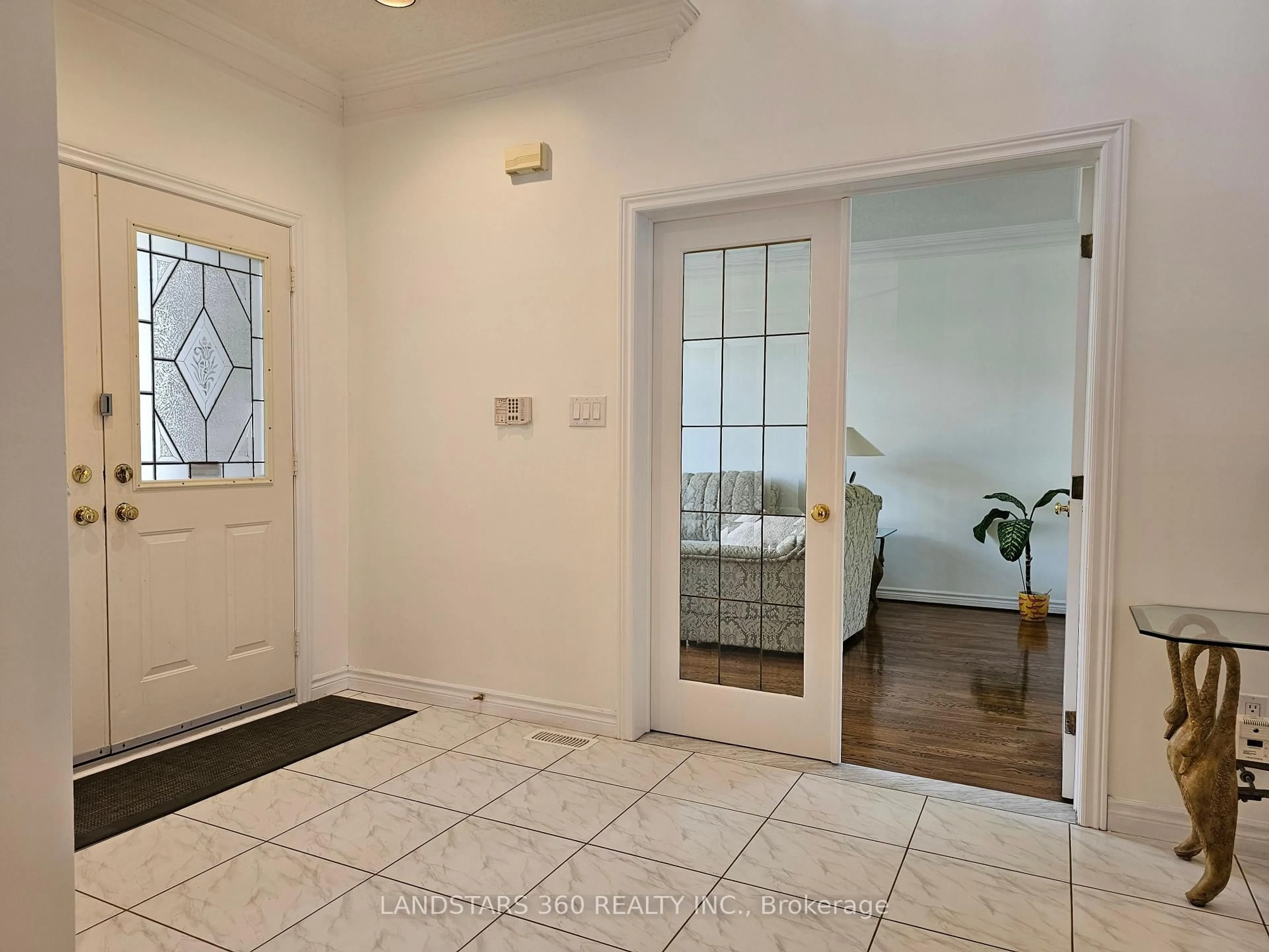 Indoor entryway for 13 Edgecombe Crt, Markham Ontario L3S 2W6