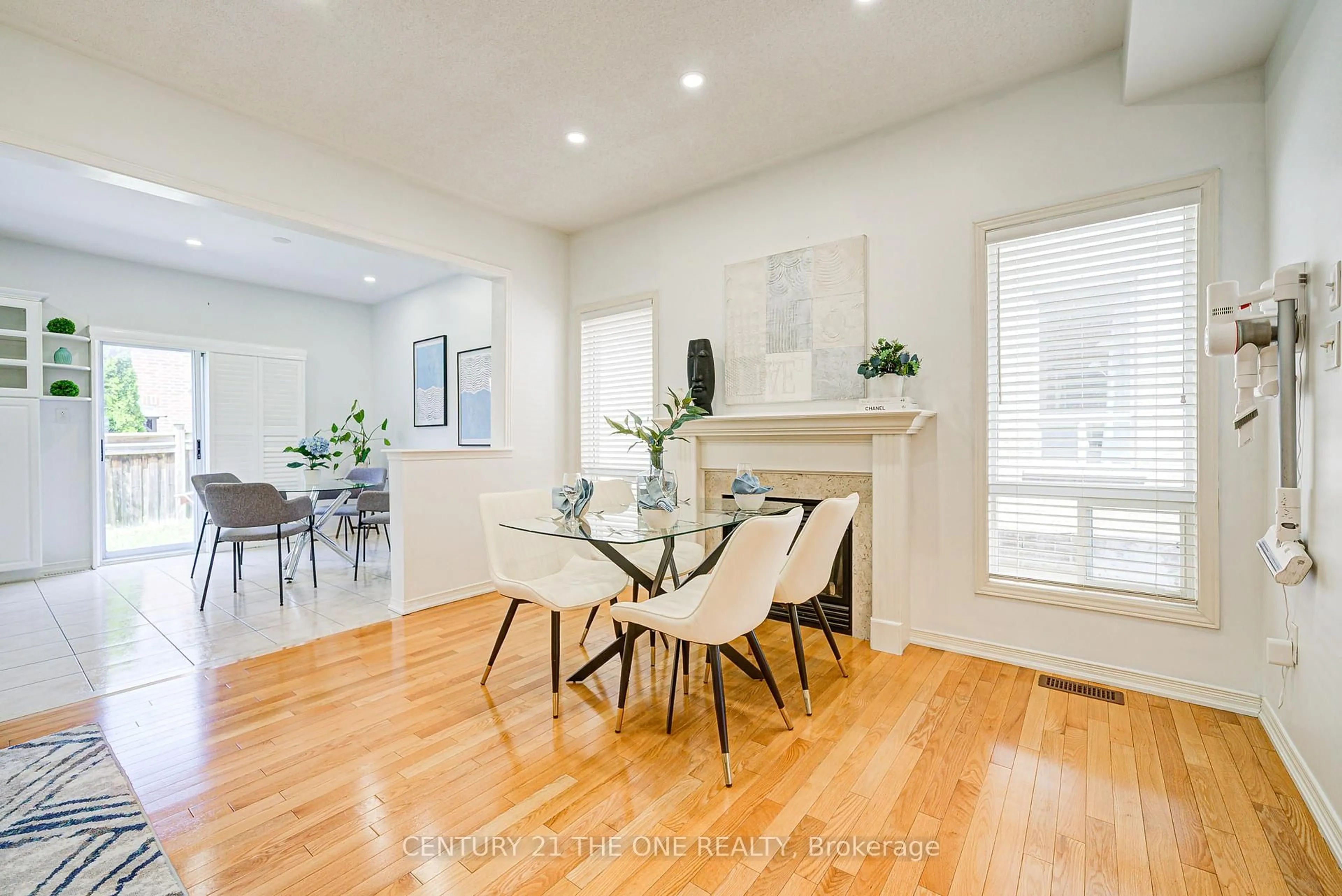 Dining room, wood/laminate floor for 16 Martell Gate, Aurora Ontario L4G 0C4