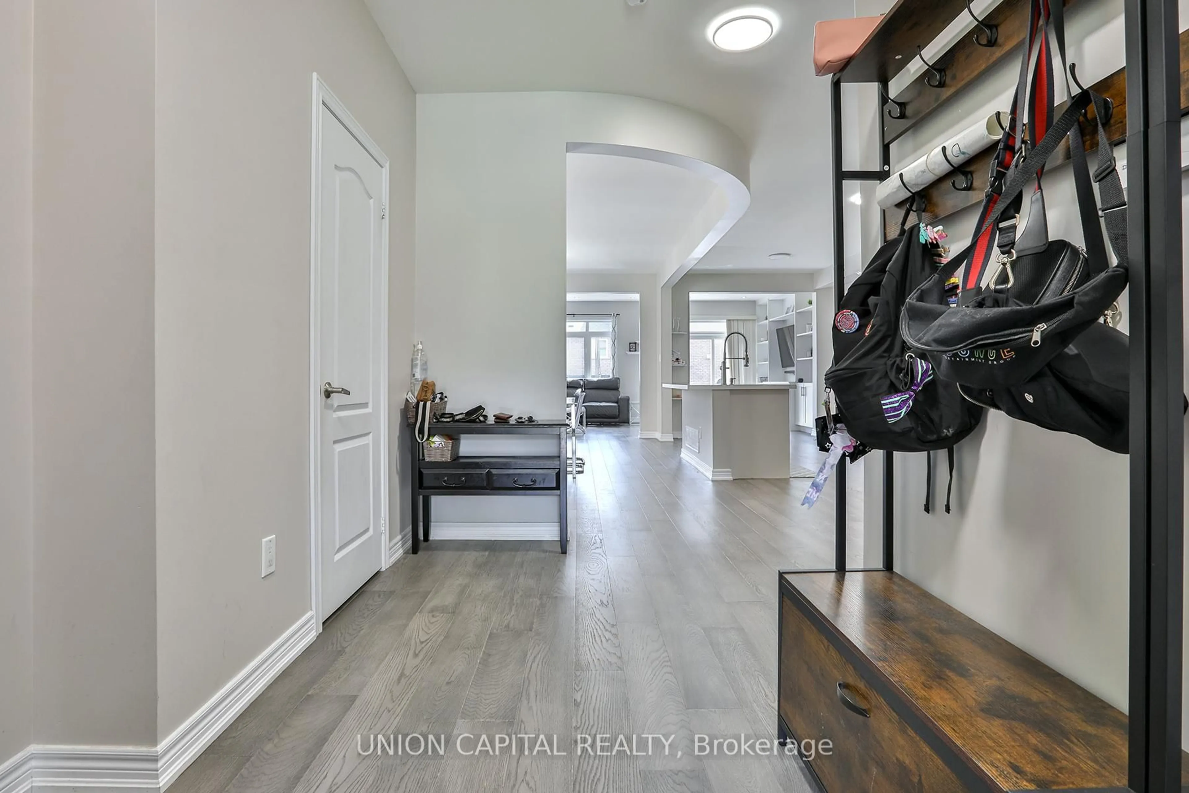 Indoor entryway for 136 Mistywood Cres, Vaughan Ontario L4J 9K3