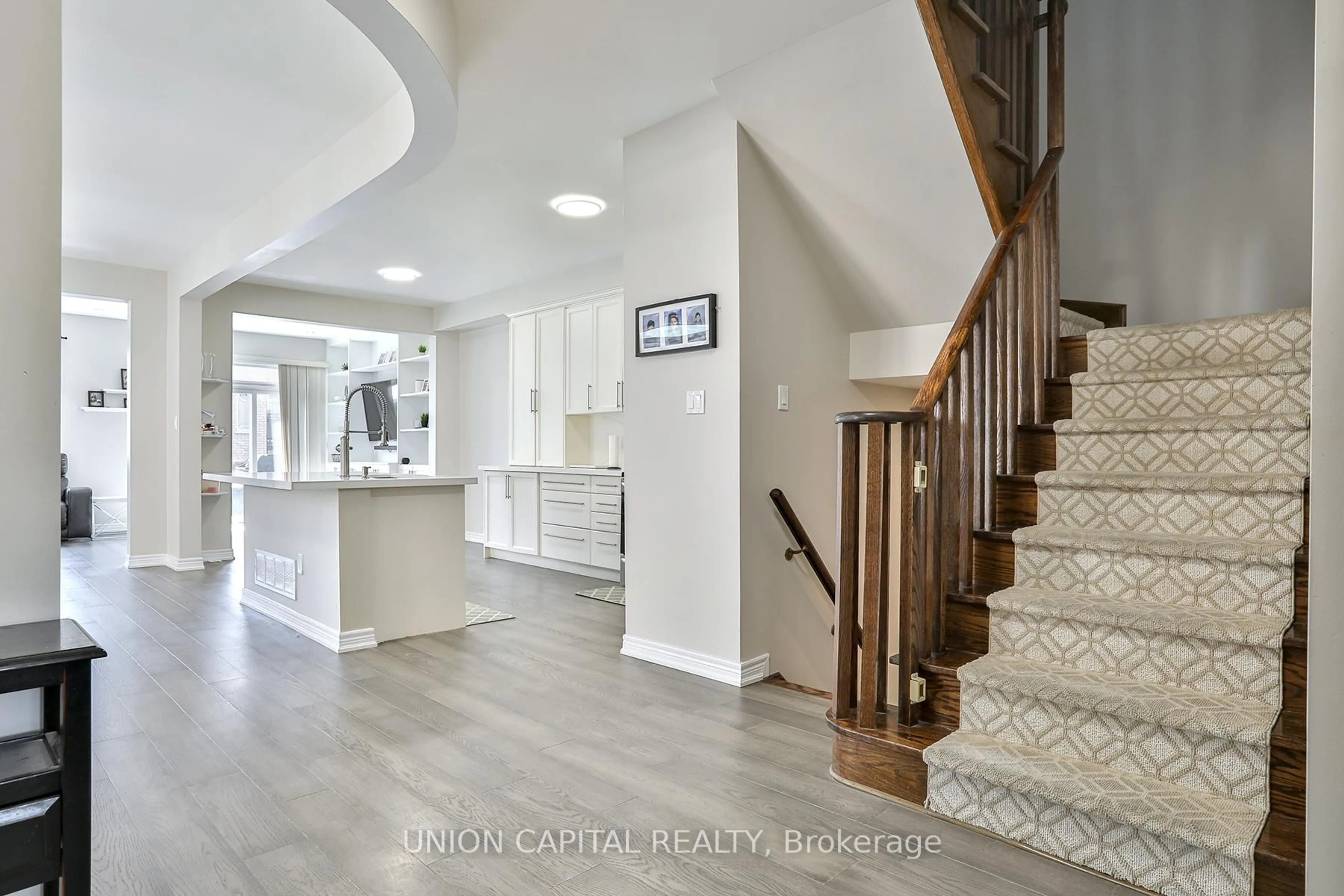 Indoor entryway for 136 Mistywood Cres, Vaughan Ontario L4J 9K3