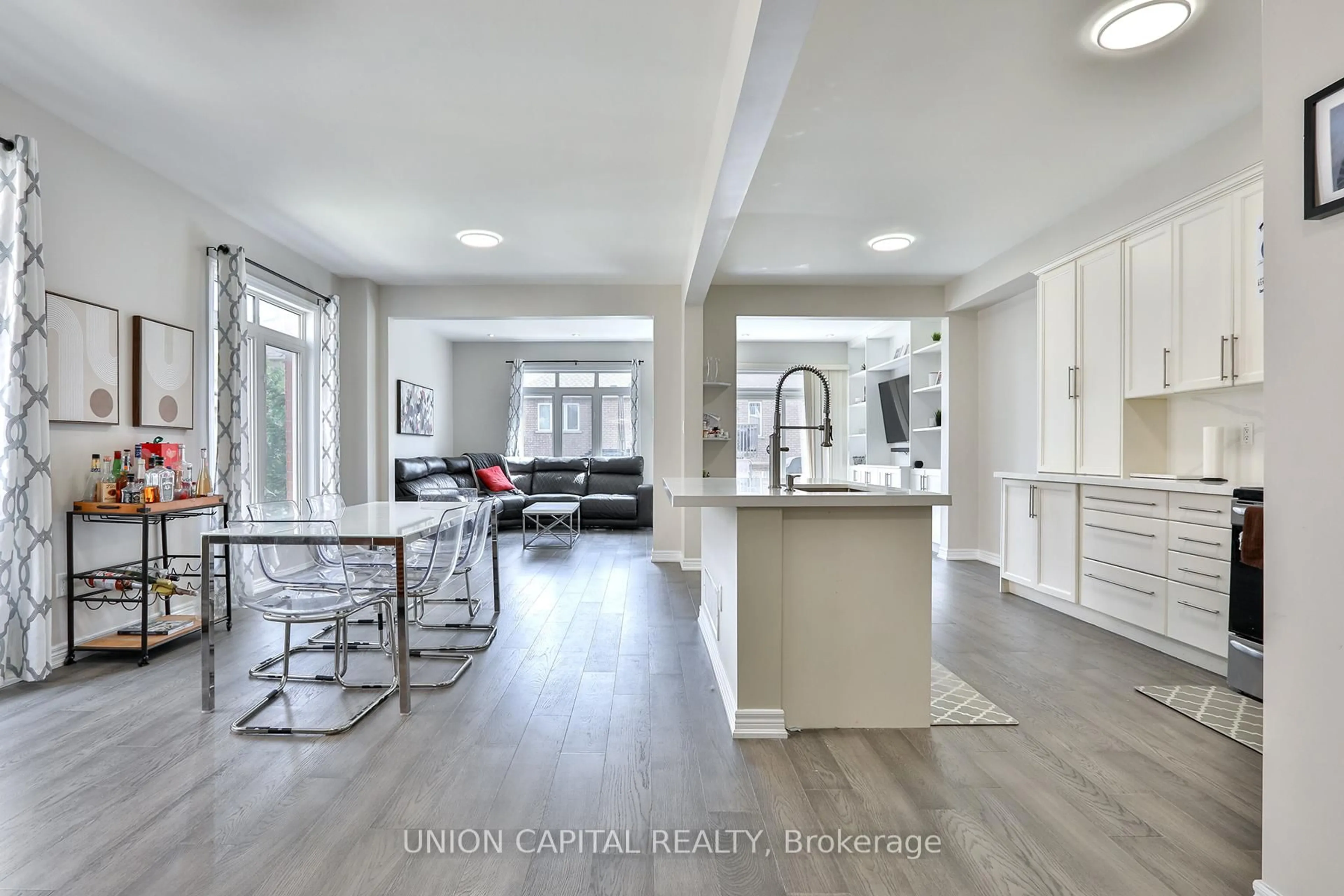 Open concept kitchen, ceramic/tile floor for 136 Mistywood Cres, Vaughan Ontario L4J 9K3