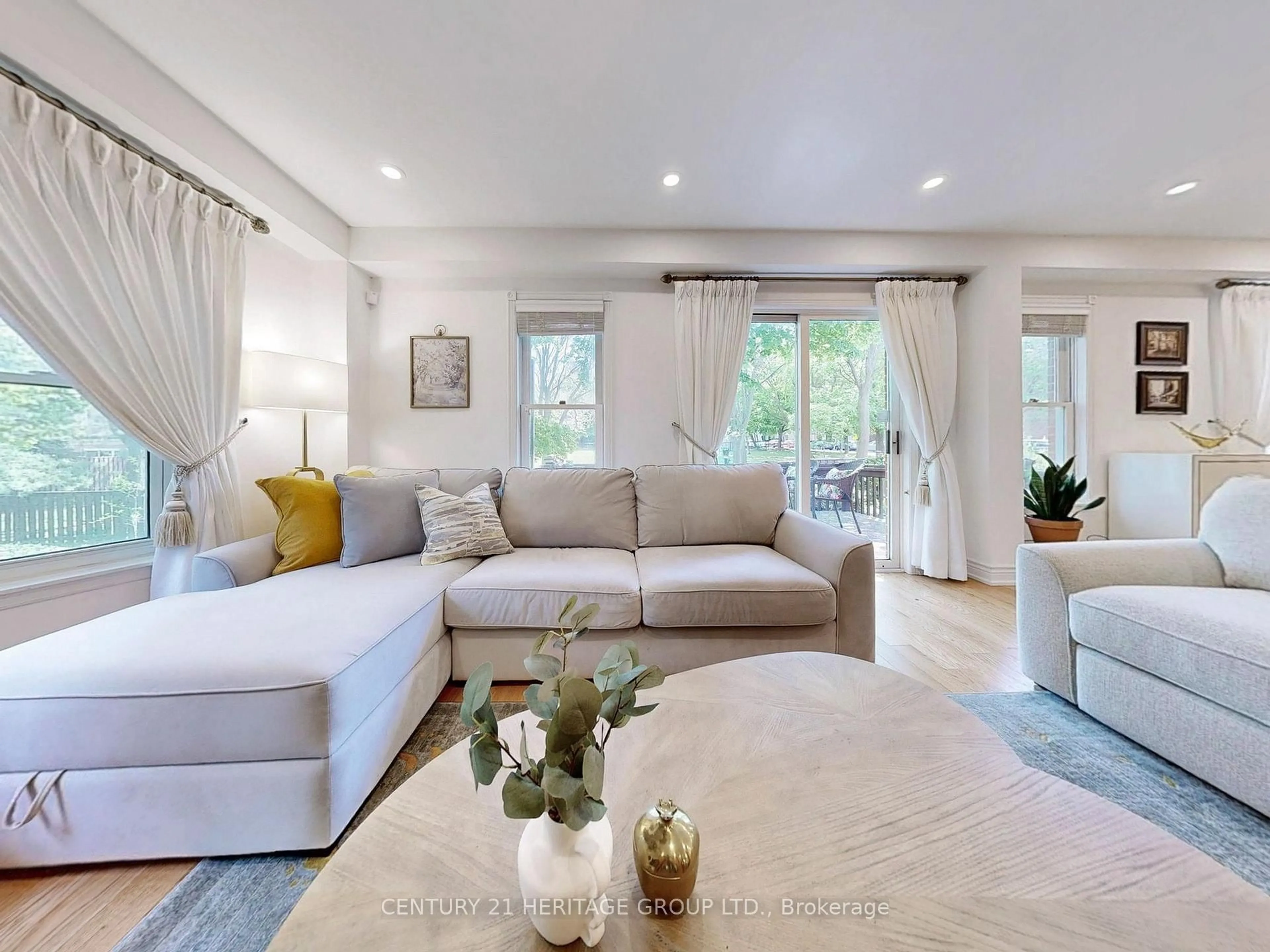 Living room with furniture, unknown for 108 Confederation Way, Markham Ontario L3T 5R5