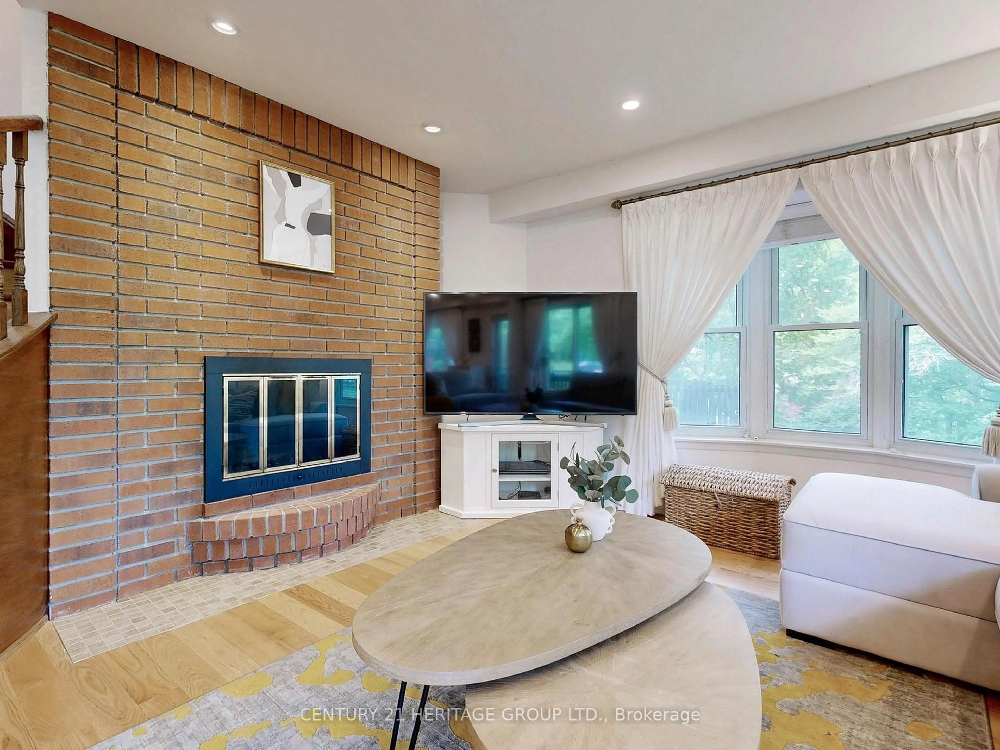 Living room with furniture, unknown for 108 Confederation Way, Markham Ontario L3T 5R5