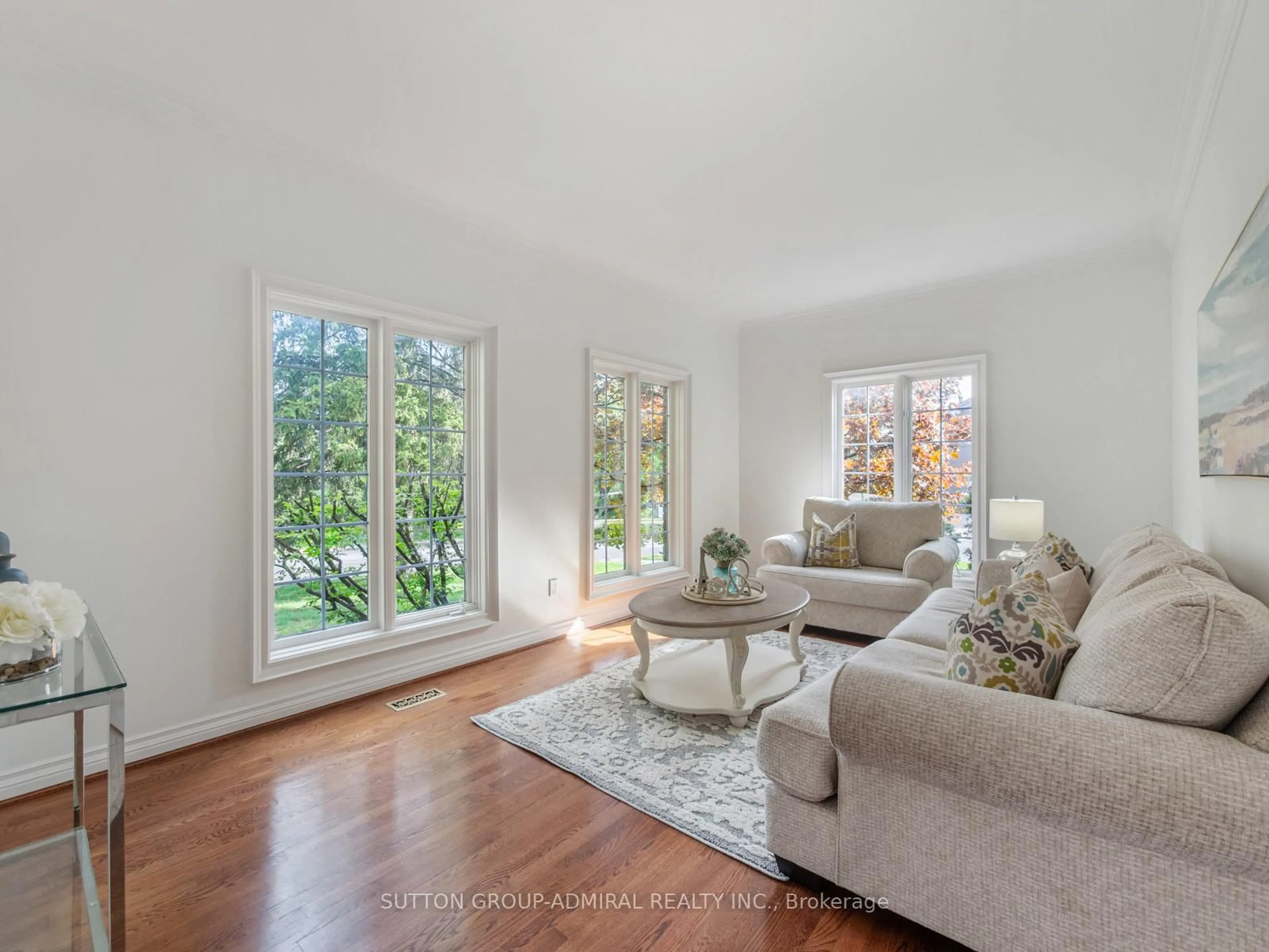 Living room with furniture, unknown for 8 Tivoli Ave, Richmond Hill Ontario L4C 0C6