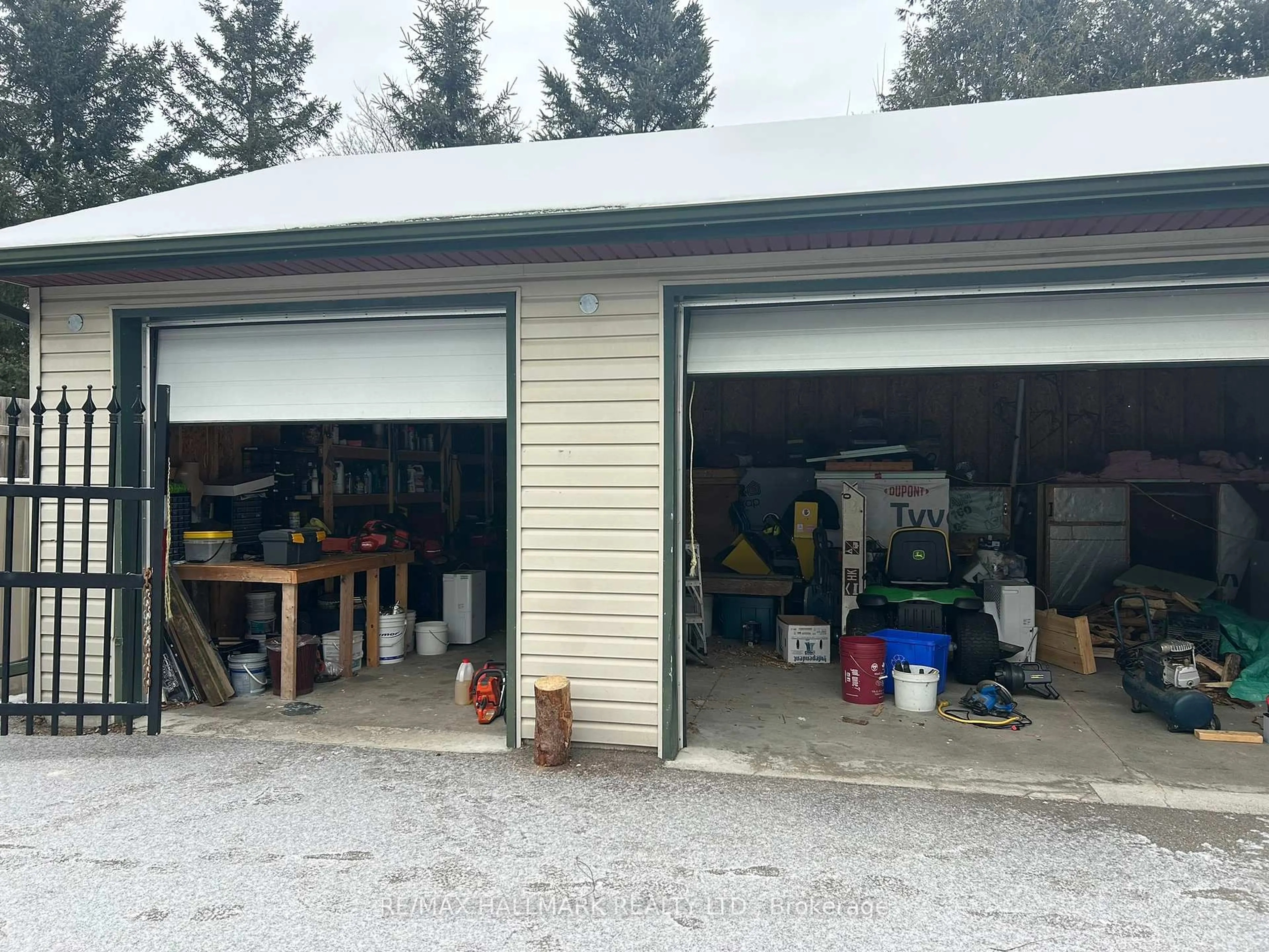 Indoor garage for 3125 Lloydtown-Aurora Sdrd, King Ontario L7B 0G3