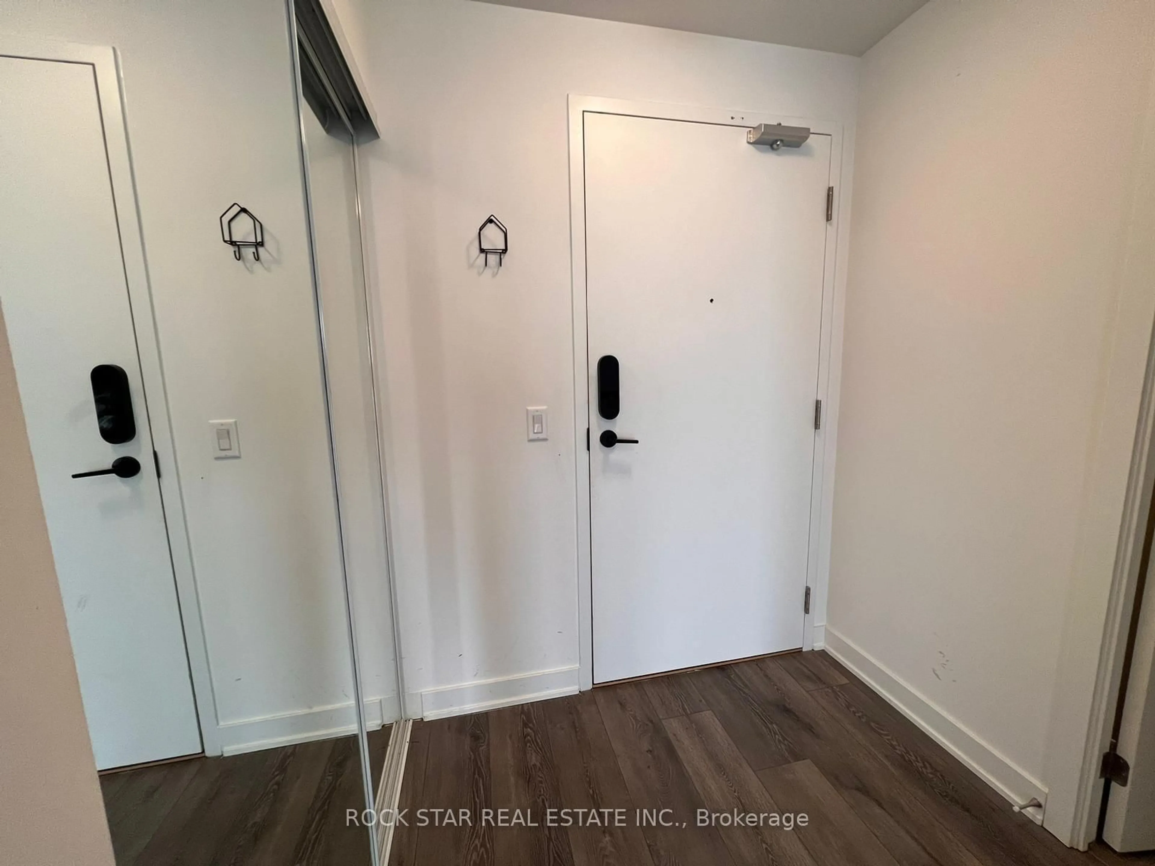 Indoor entryway for 105 Oneida Cres #2902, Richmond Hill Ontario L4B 0H6