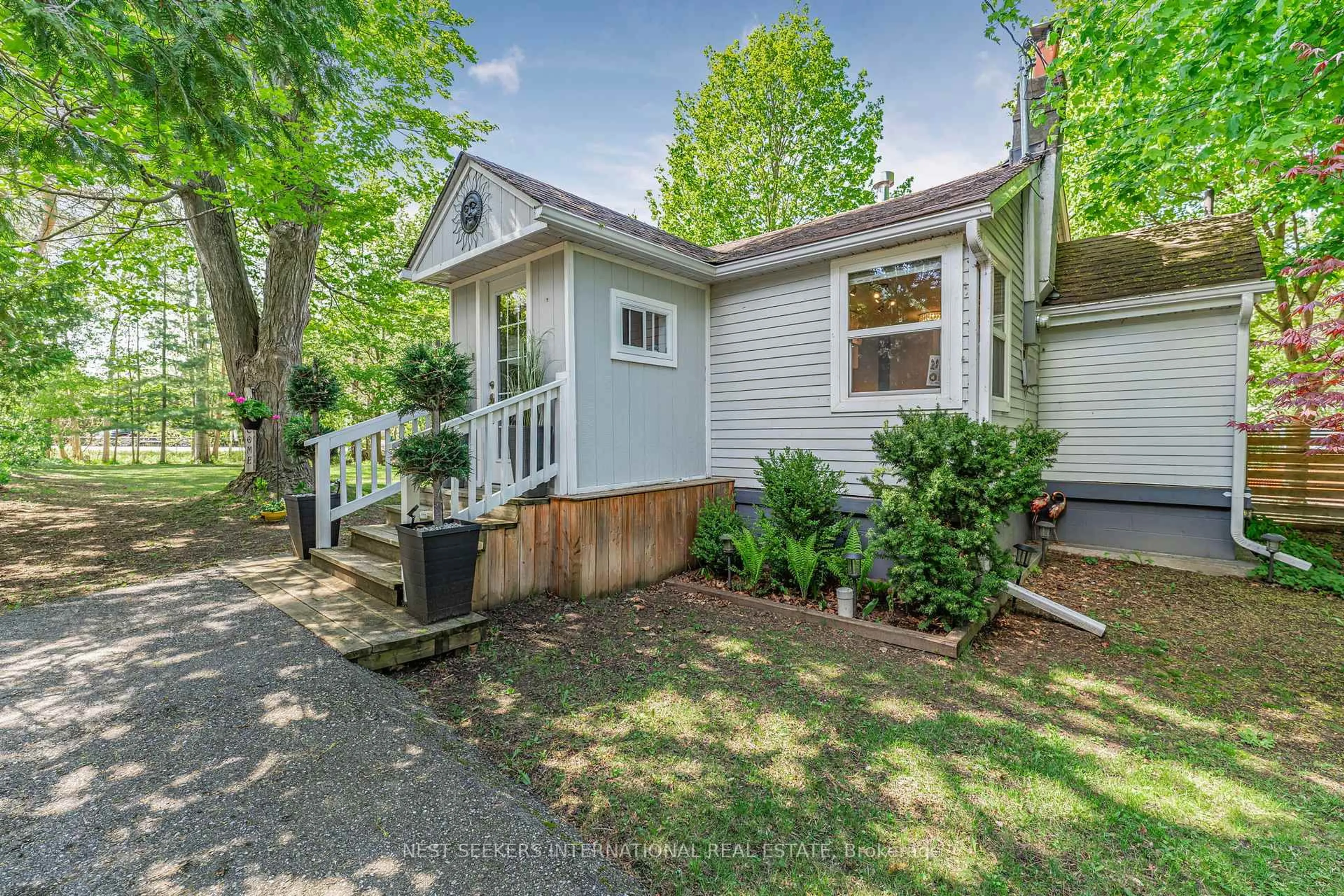 Home with vinyl exterior material, street for 900 Clifton Blvd, Innisfil Ontario L9S 4L8