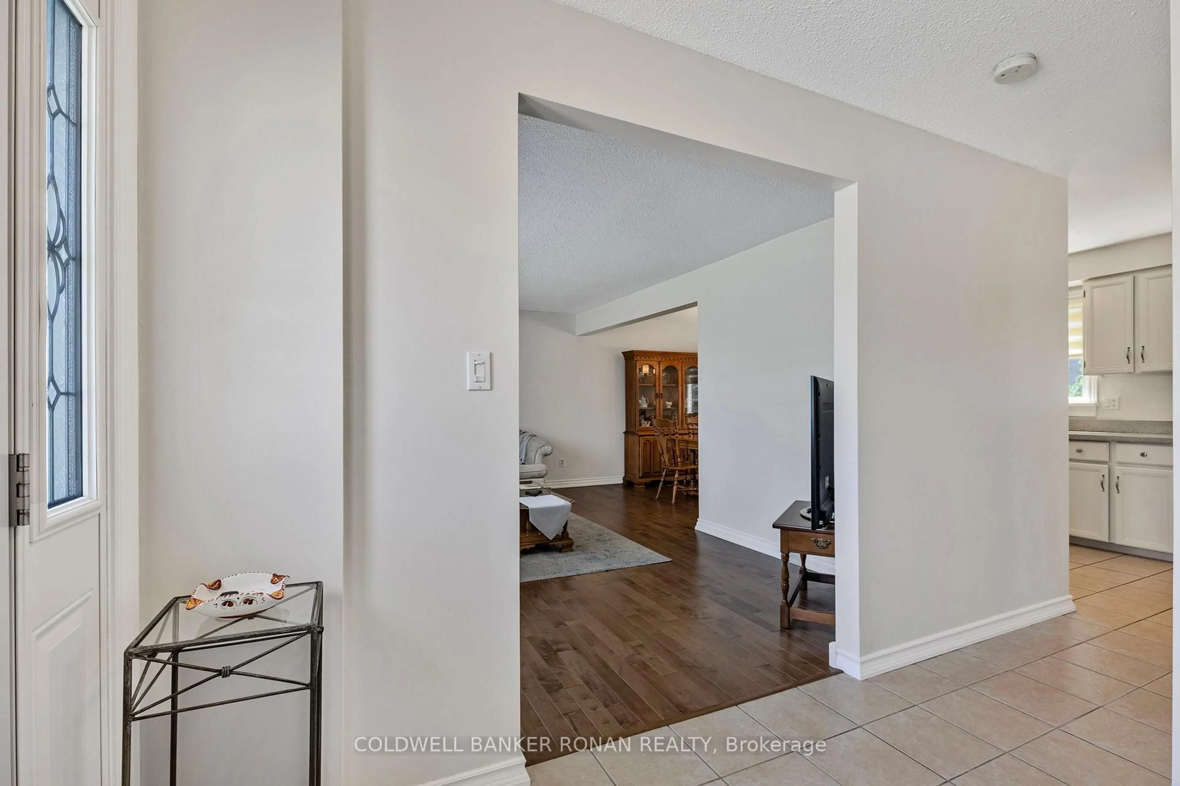 Indoor entryway for 104 Nelson St, Bradford West Gwillimbury Ontario L3Z 2B6