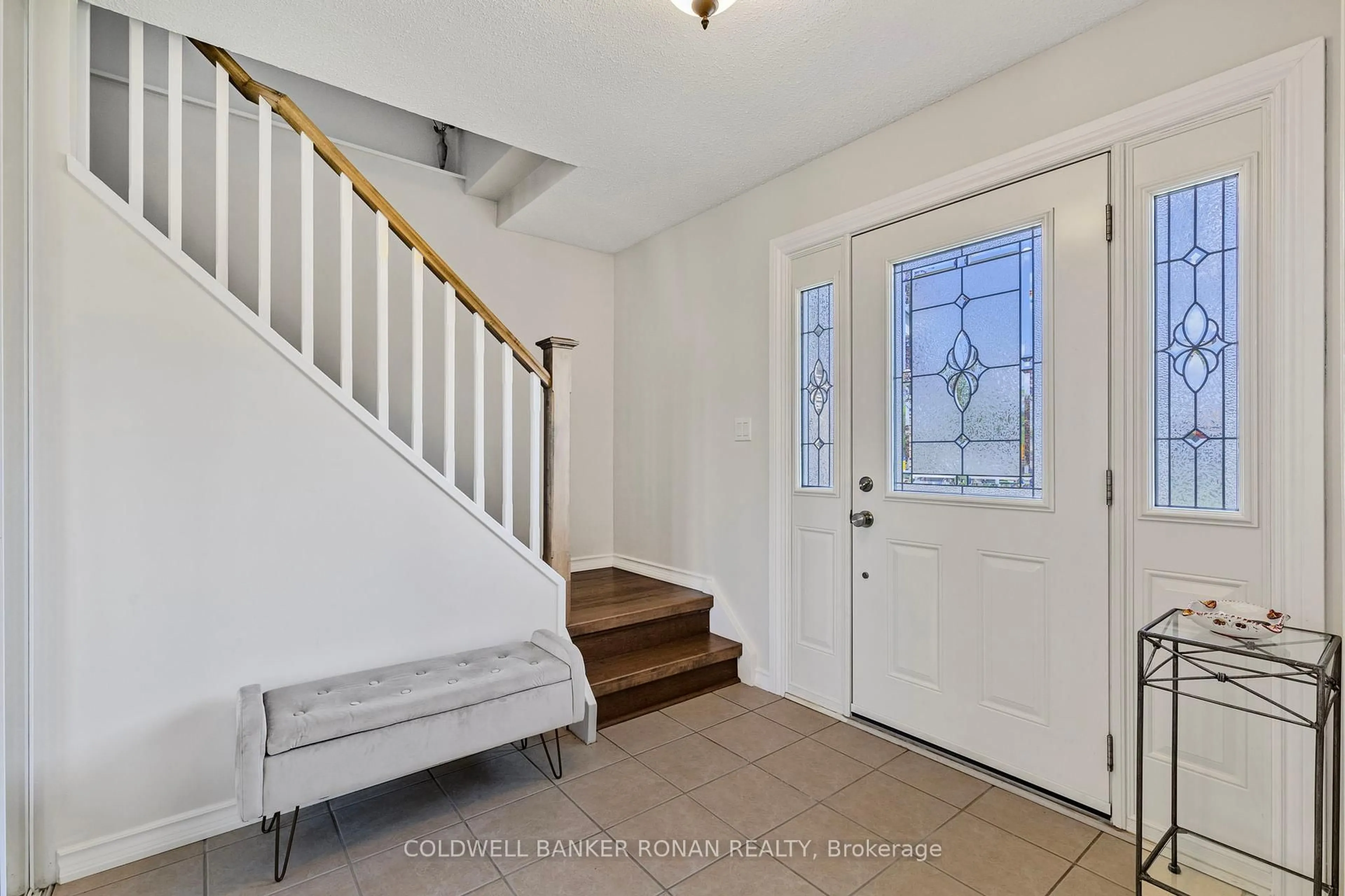 Indoor entryway for 104 Nelson St, Bradford West Gwillimbury Ontario L3Z 2B6