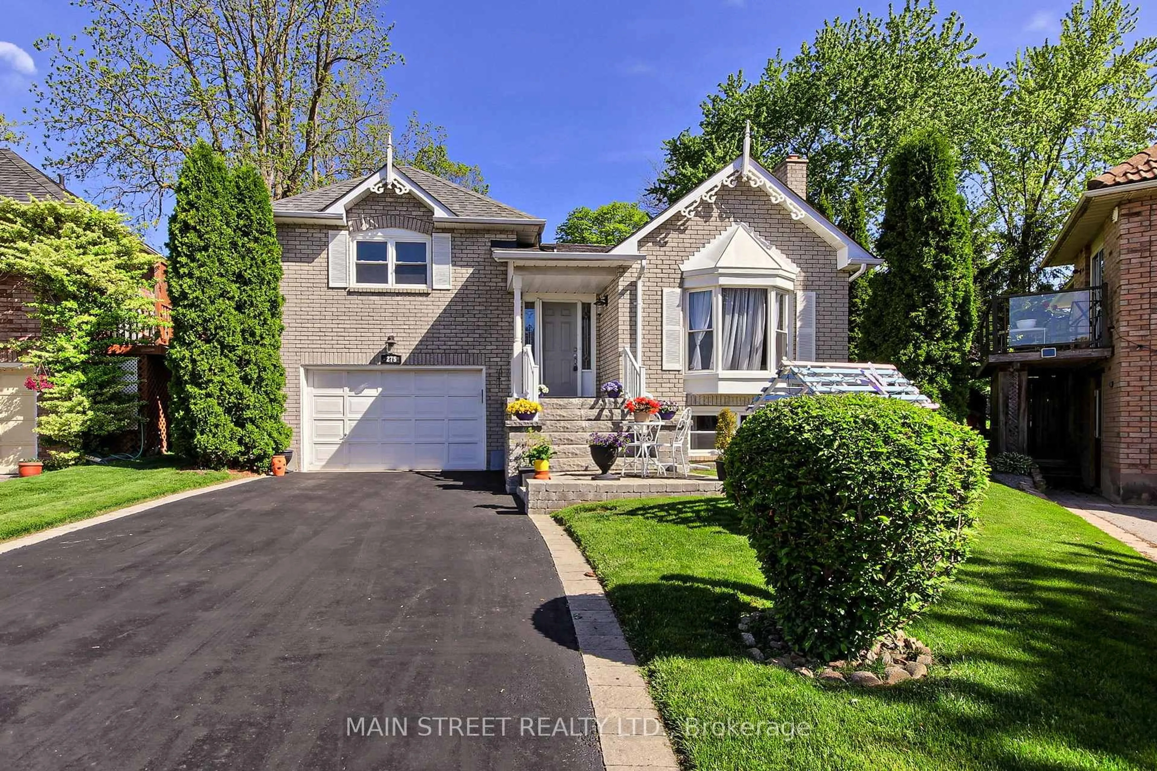 Home with vinyl exterior material, street for 275 Perrin Ave, Newmarket Ontario L3Y 8B2