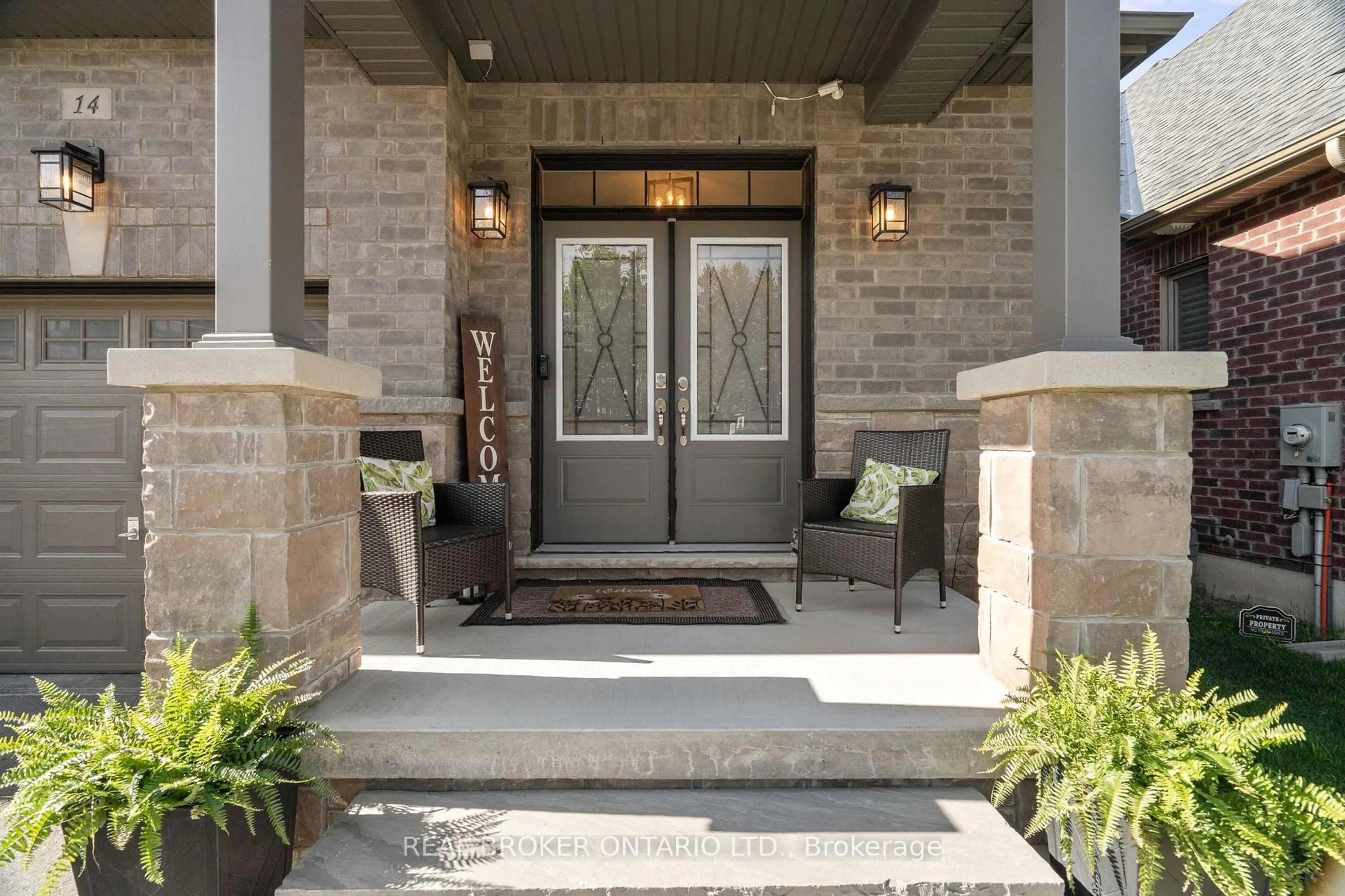 Indoor entryway for 14 Dreamland Lane, East Gwillimbury Ontario L0G 1M0