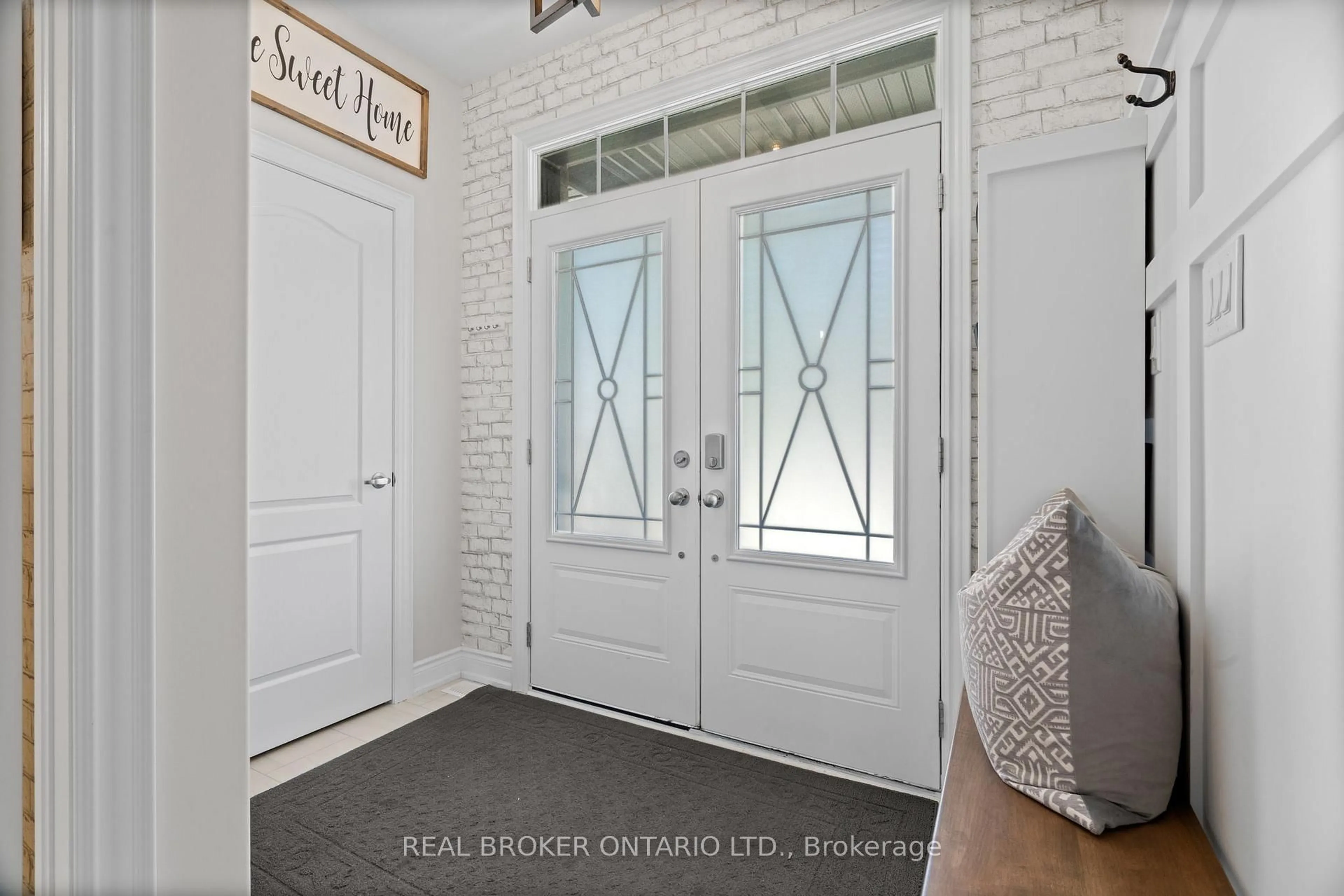 Indoor entryway for 14 Dreamland Lane, East Gwillimbury Ontario L0G 1M0