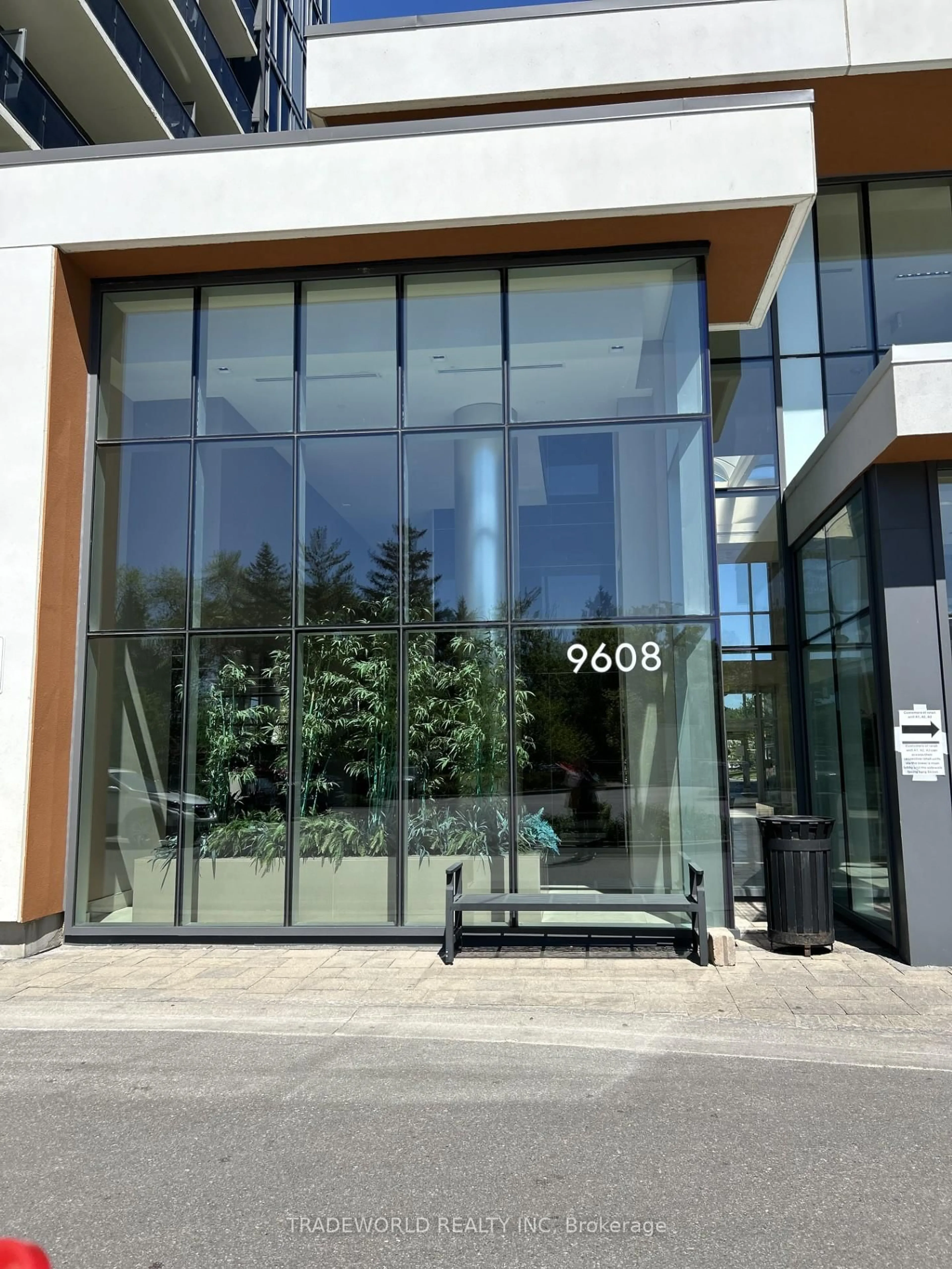 Indoor foyer for 9608 Yonge St #1001A, Richmond Hill Ontario L4C 0X4