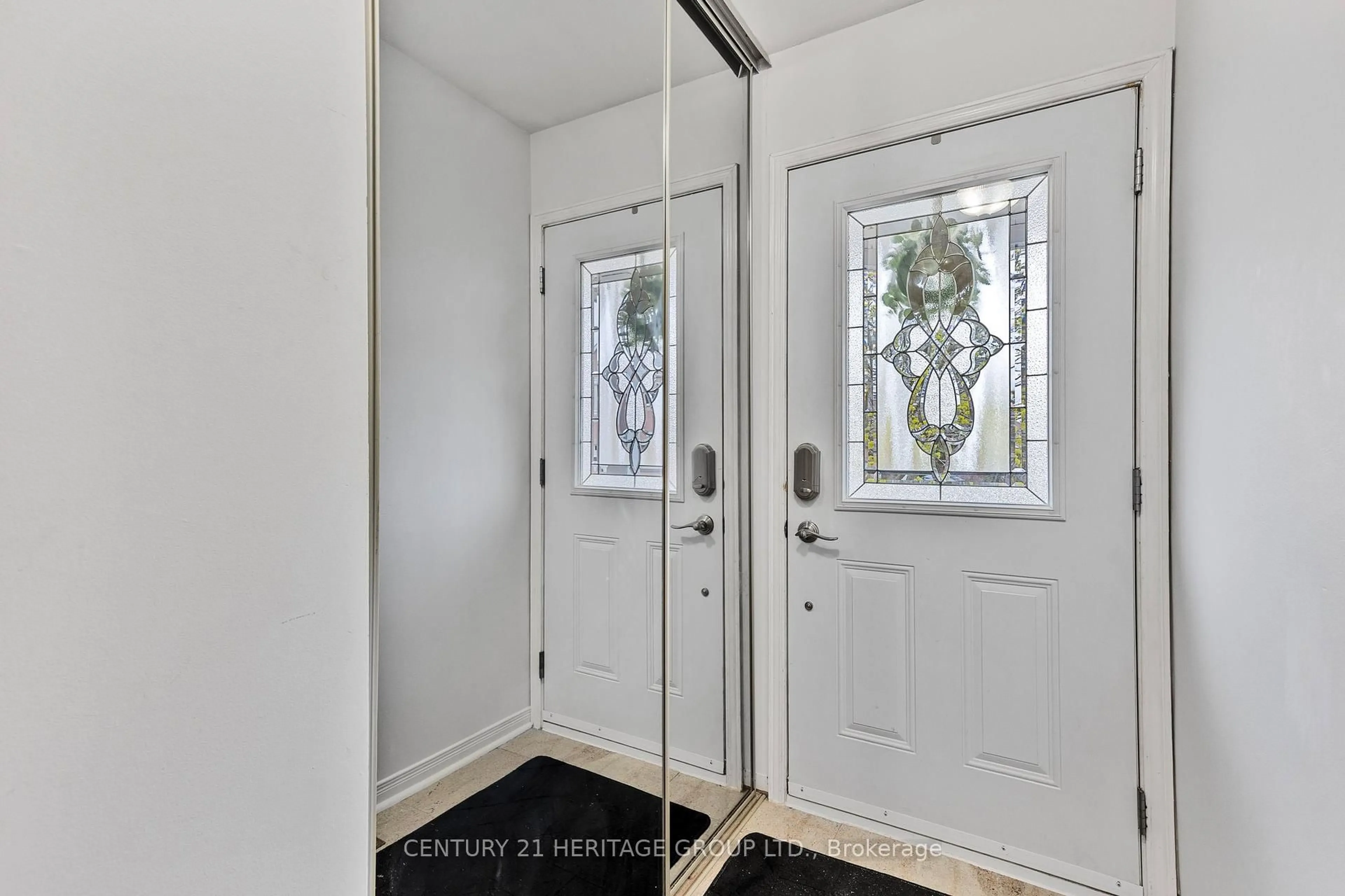 Indoor entryway for 46 Covent Cres, Aurora Ontario L4G 6T3