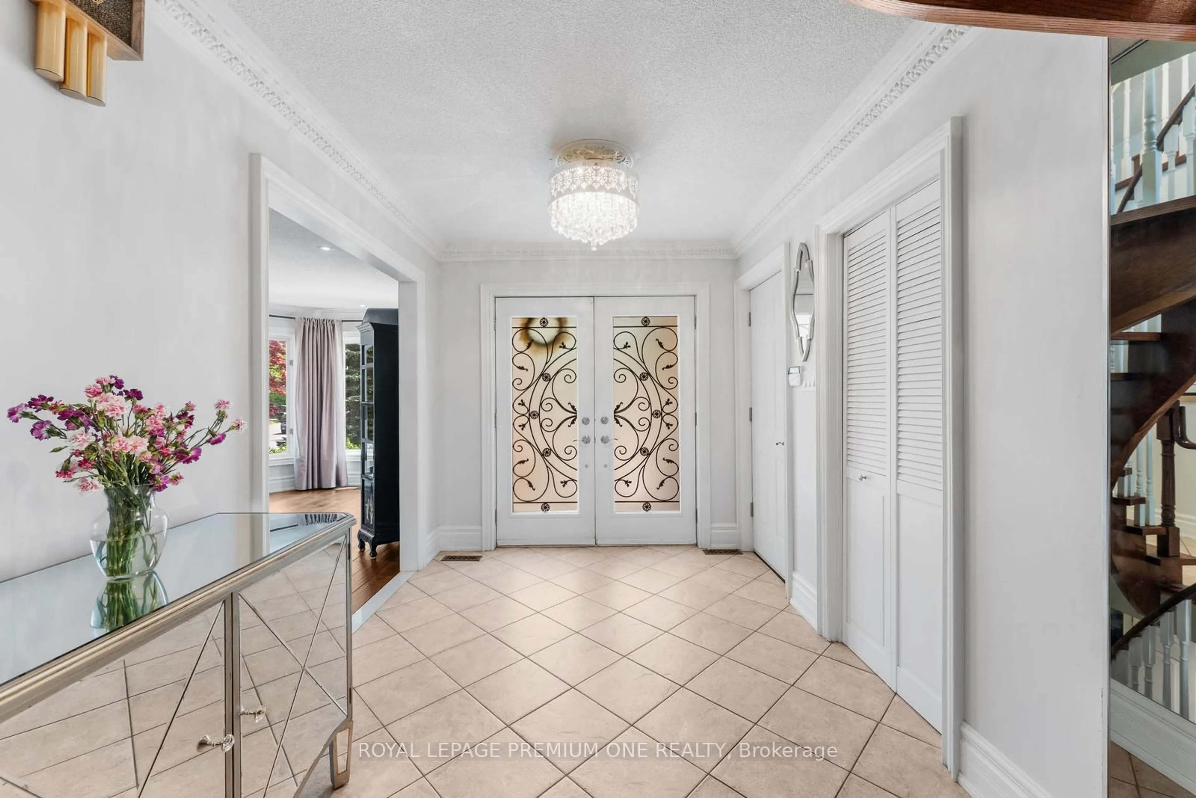 Indoor entryway for 2 Angel View Crt, Vaughan Ontario L6A 1G5