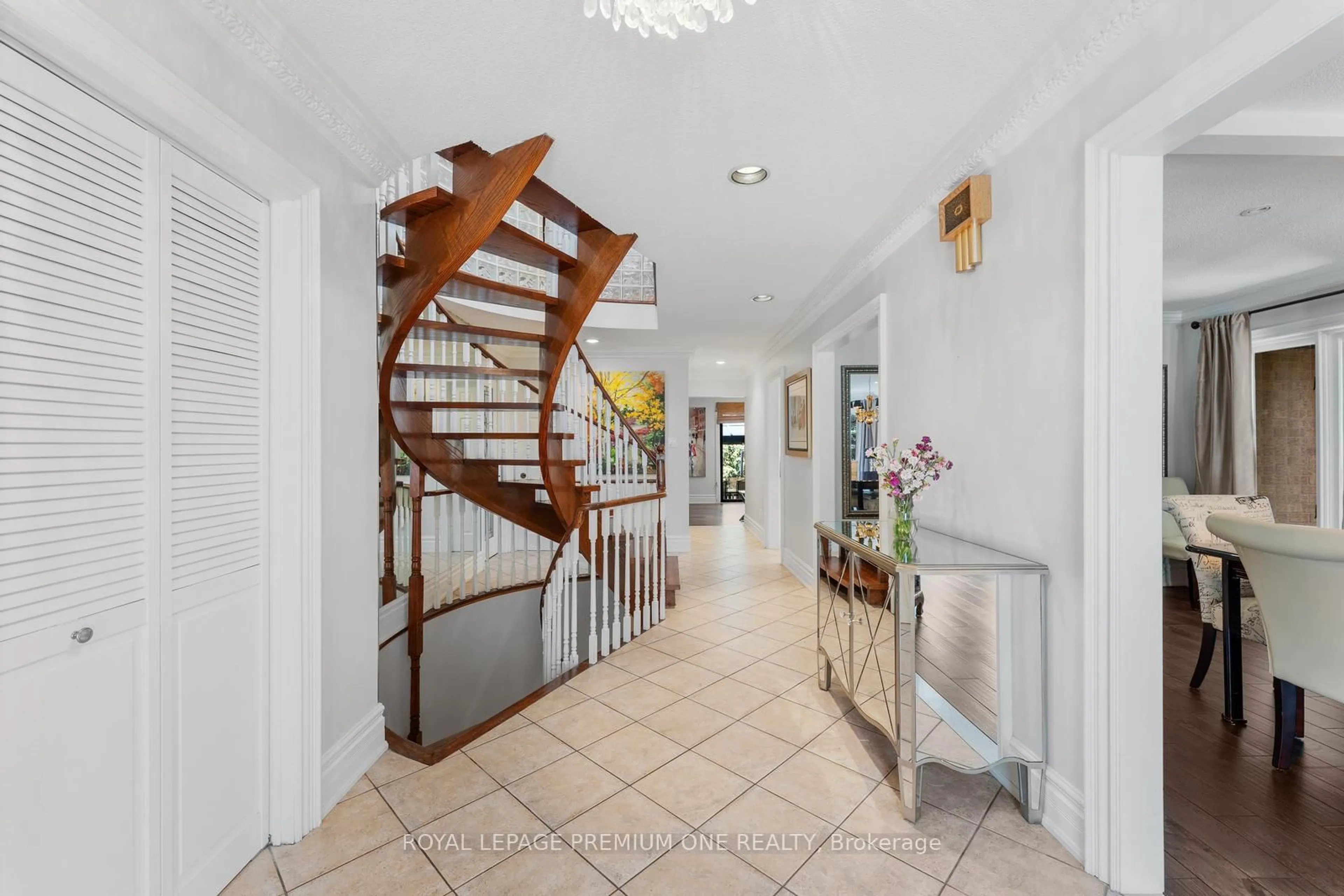 Indoor foyer for 2 Angel View Crt, Vaughan Ontario L6A 1G5