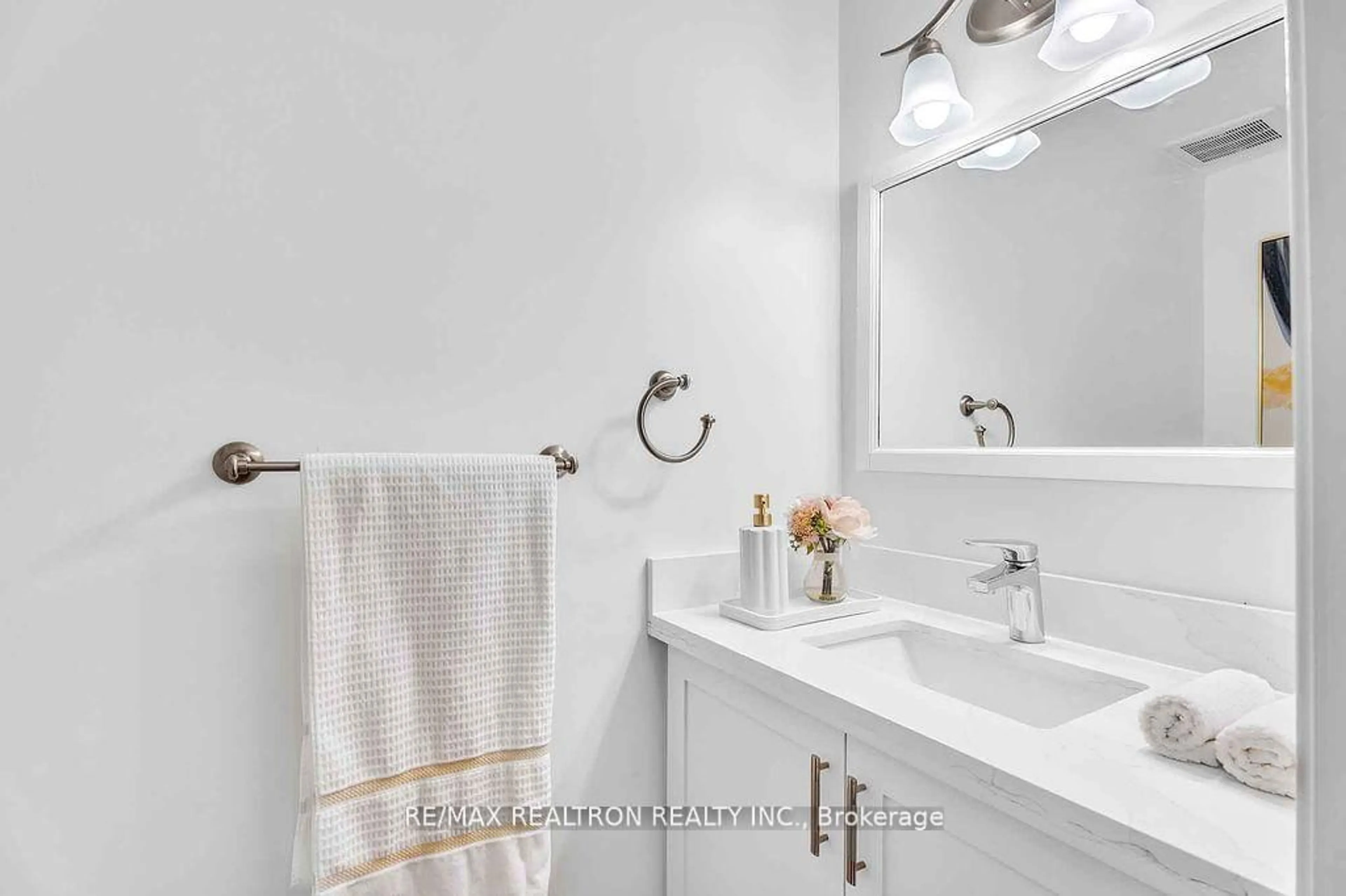 Standard bathroom, ceramic/tile floor for 89 Batson Dr, Aurora Ontario L4G 3R2