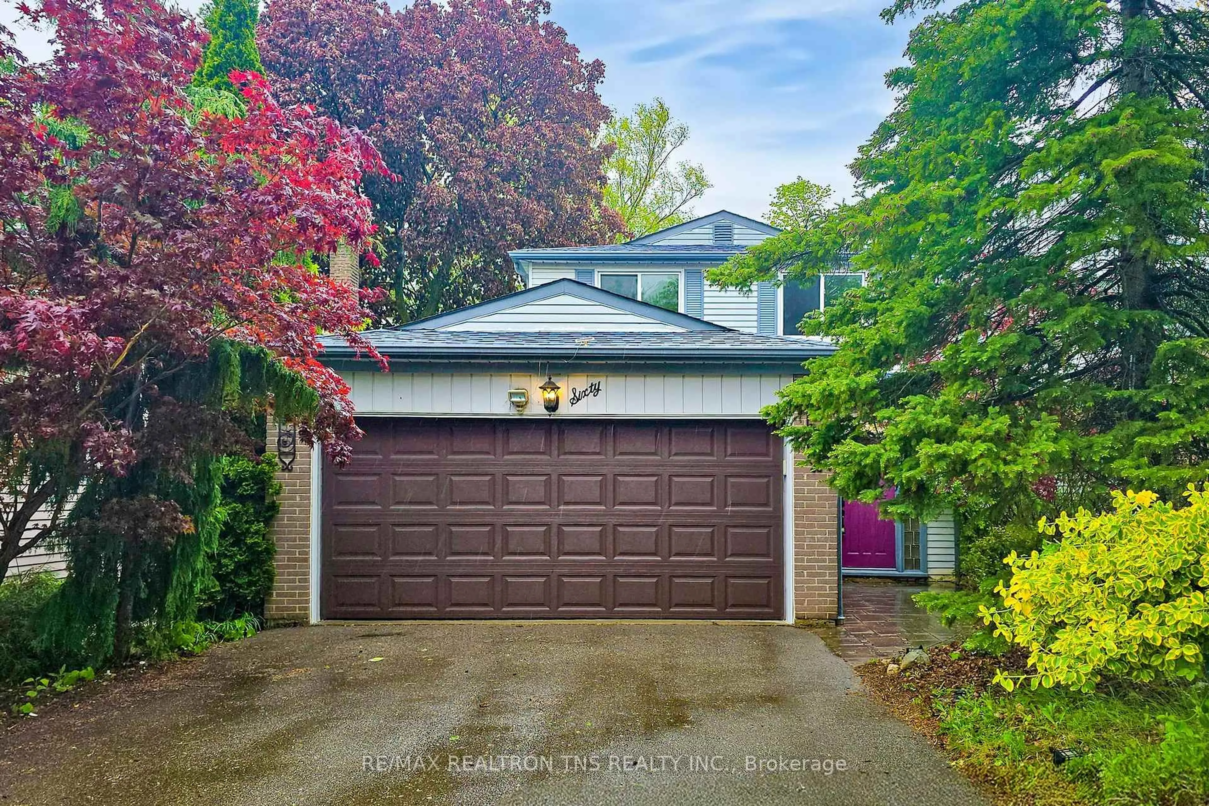 Indoor garage for 60 Springhead Gdns, Richmond Hill Ontario L4C 5B9