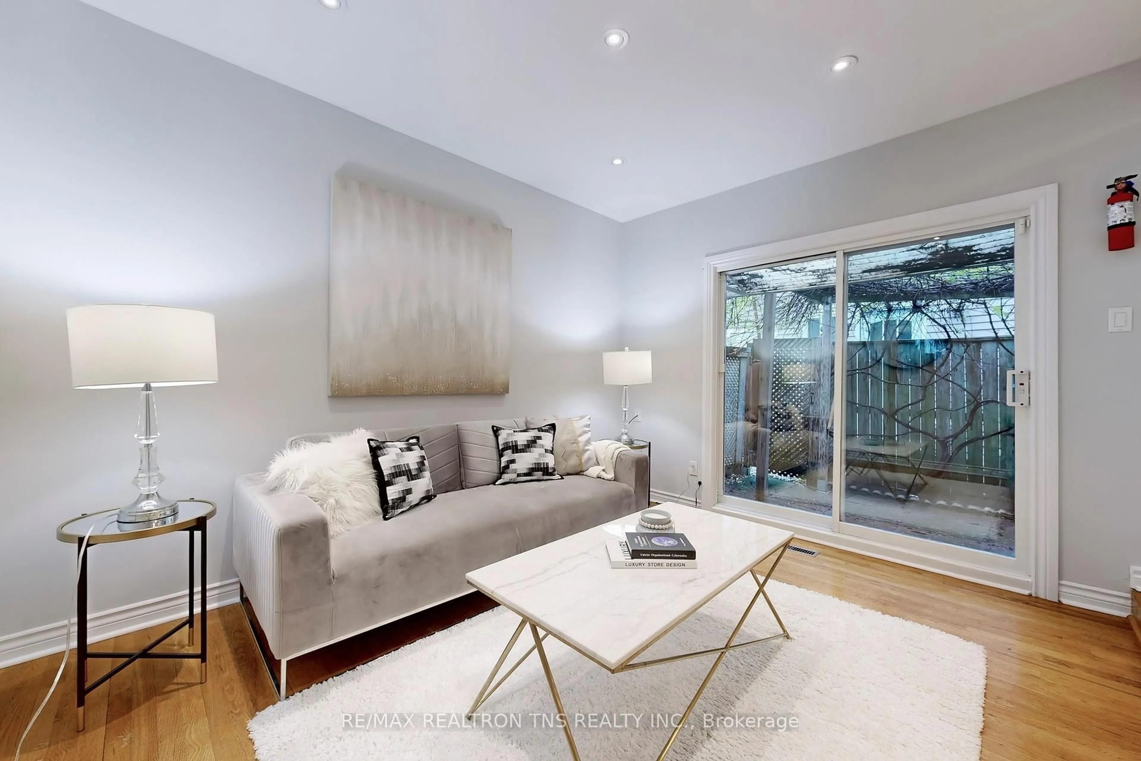 Living room with furniture, unknown for 60 Springhead Gdns, Richmond Hill Ontario L4C 5B9