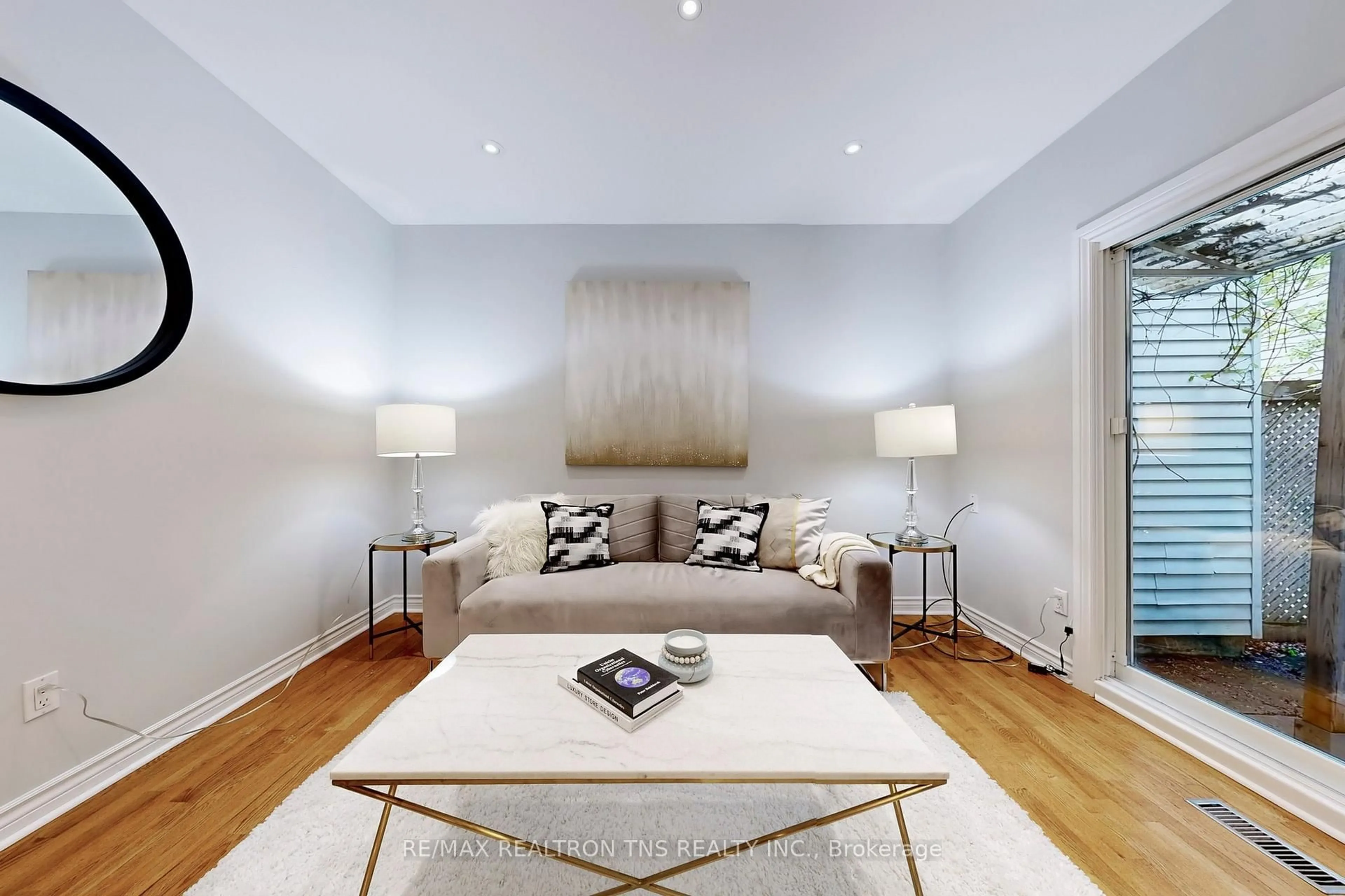 Living room with furniture, wood/laminate floor for 60 Springhead Gdns, Richmond Hill Ontario L4C 5B9