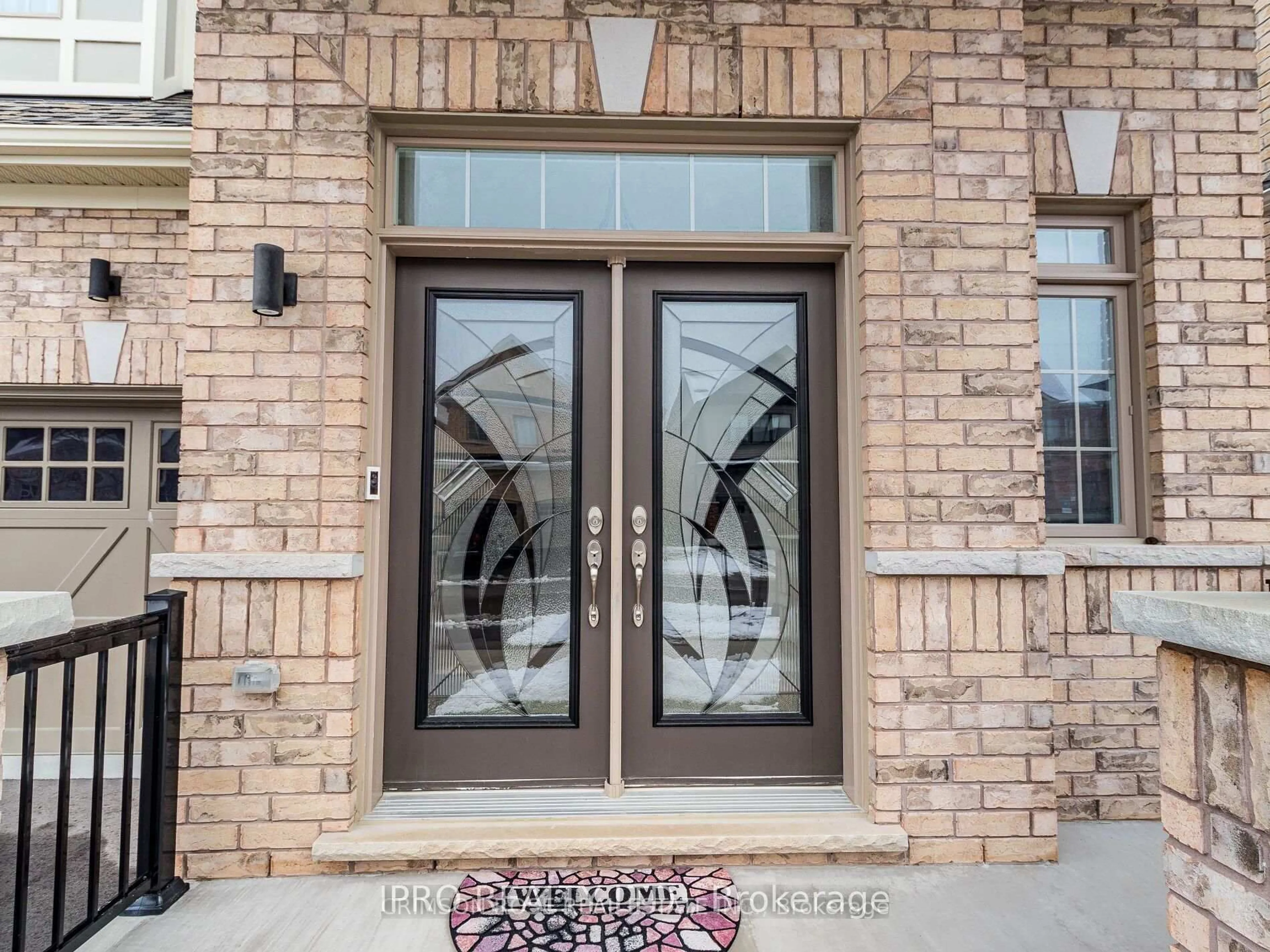 Indoor entryway for 32 Pietrowski Dr, Georgina Ontario L4P 0J7