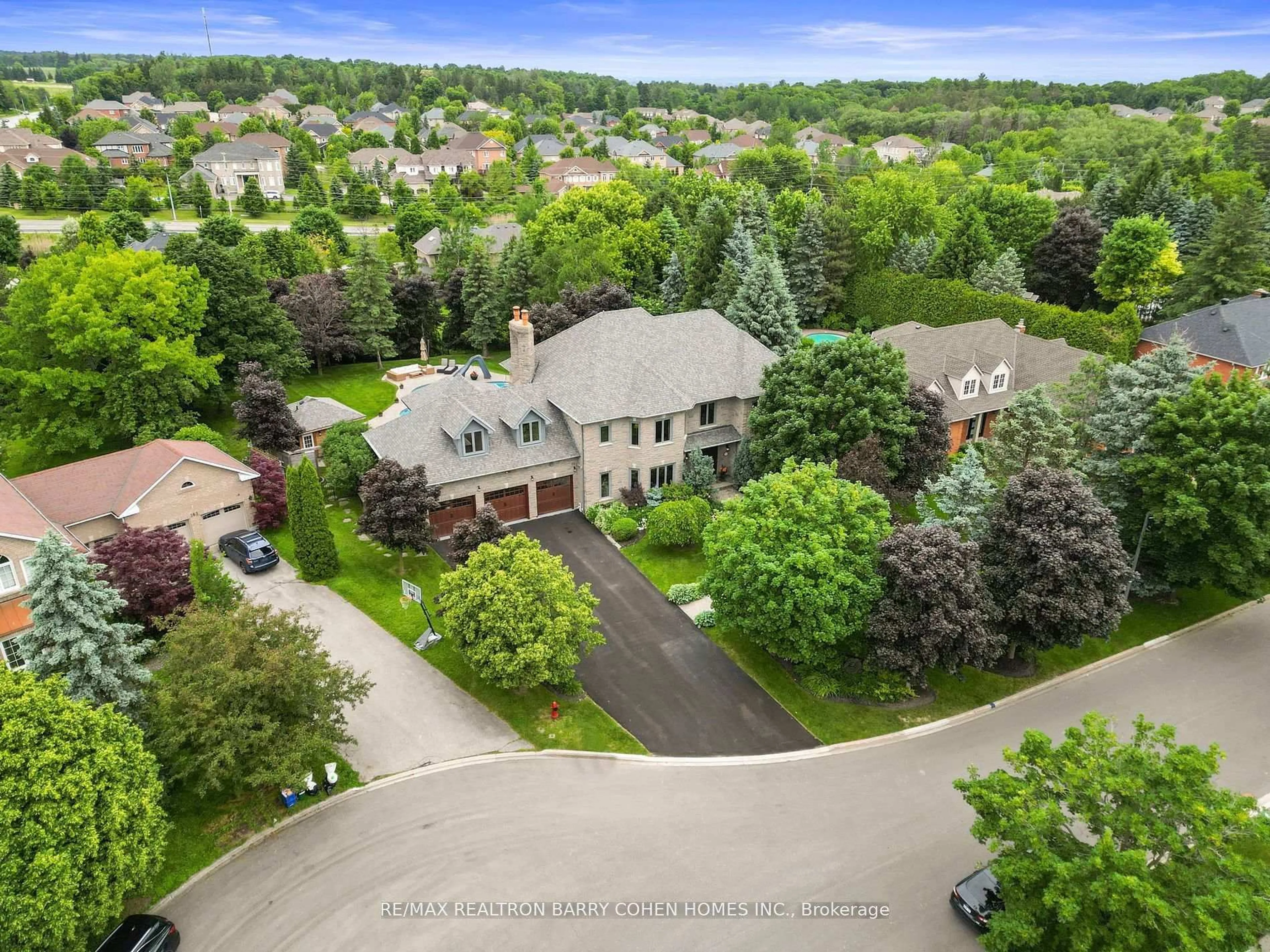 A pic from outside/outdoor area/front of a property/back of a property/a pic from drone, street for 157 Treegrove Circ, Aurora Ontario L4G 6M1