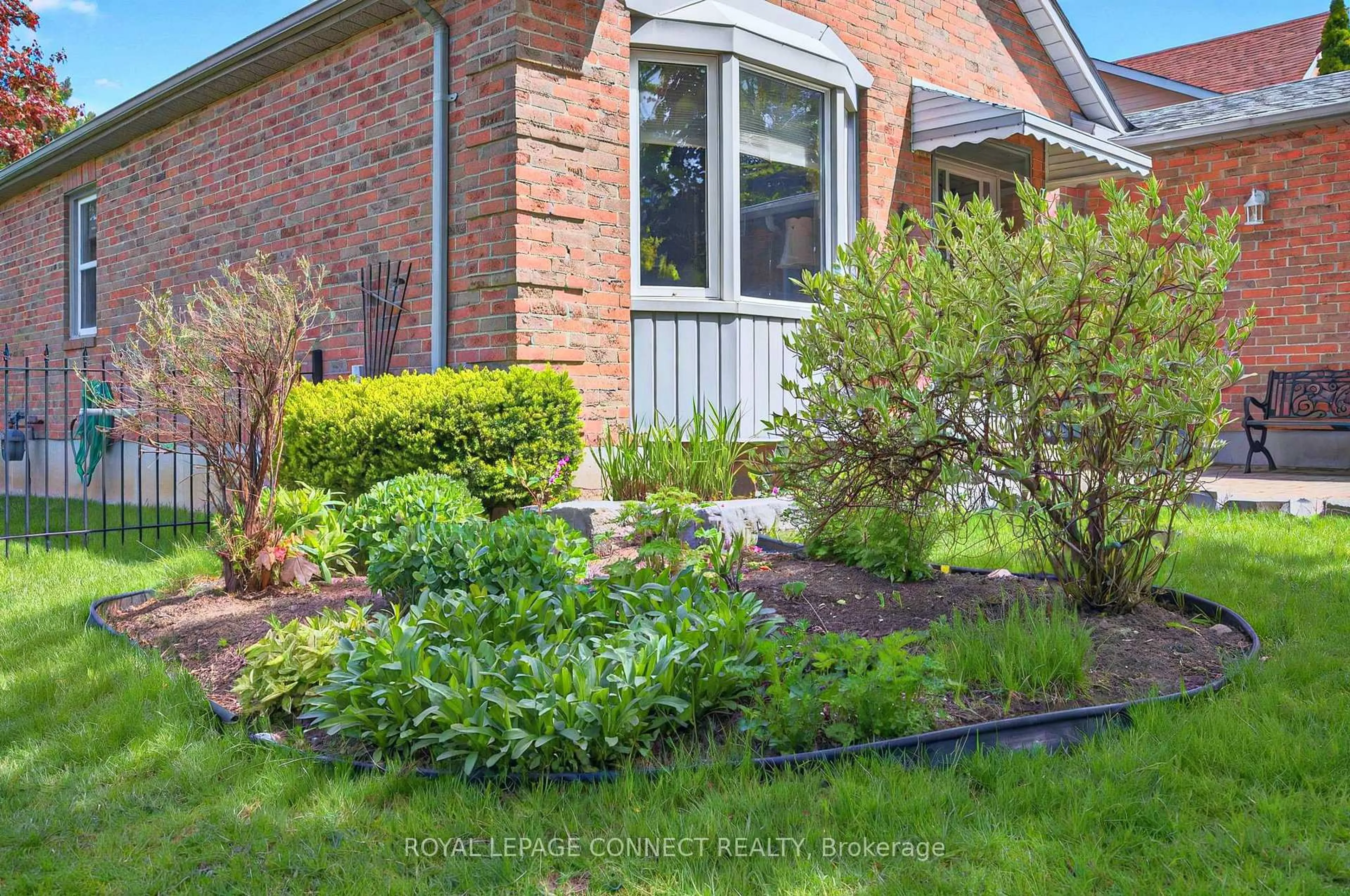 Home with brick exterior material, street for 2 Milgate Pl, Aurora Ontario L4G 5R2