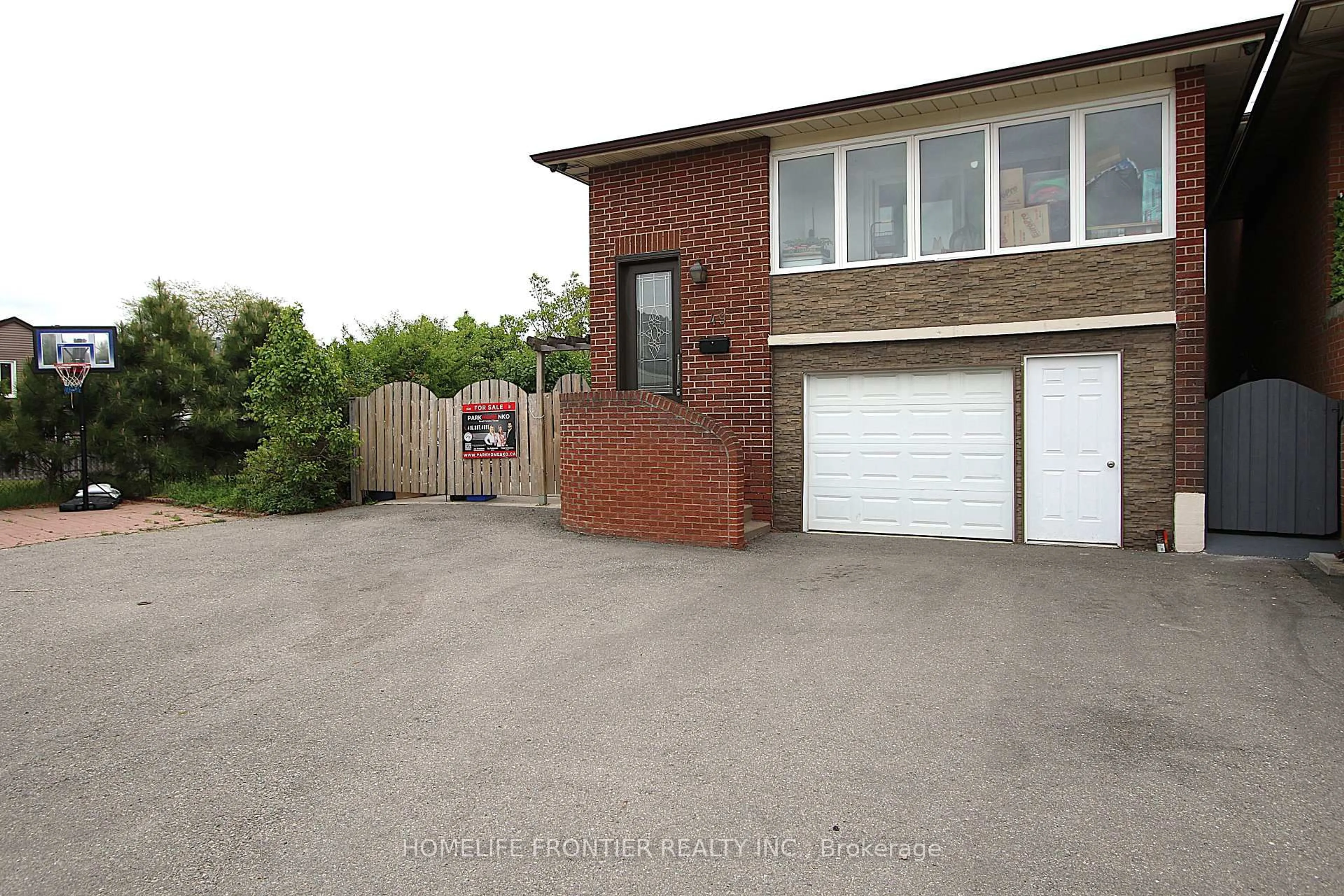 A pic from outside/outdoor area/front of a property/back of a property/a pic from drone, street for 49 Spyglass Hill Rd, Vaughan Ontario L4K 2K6