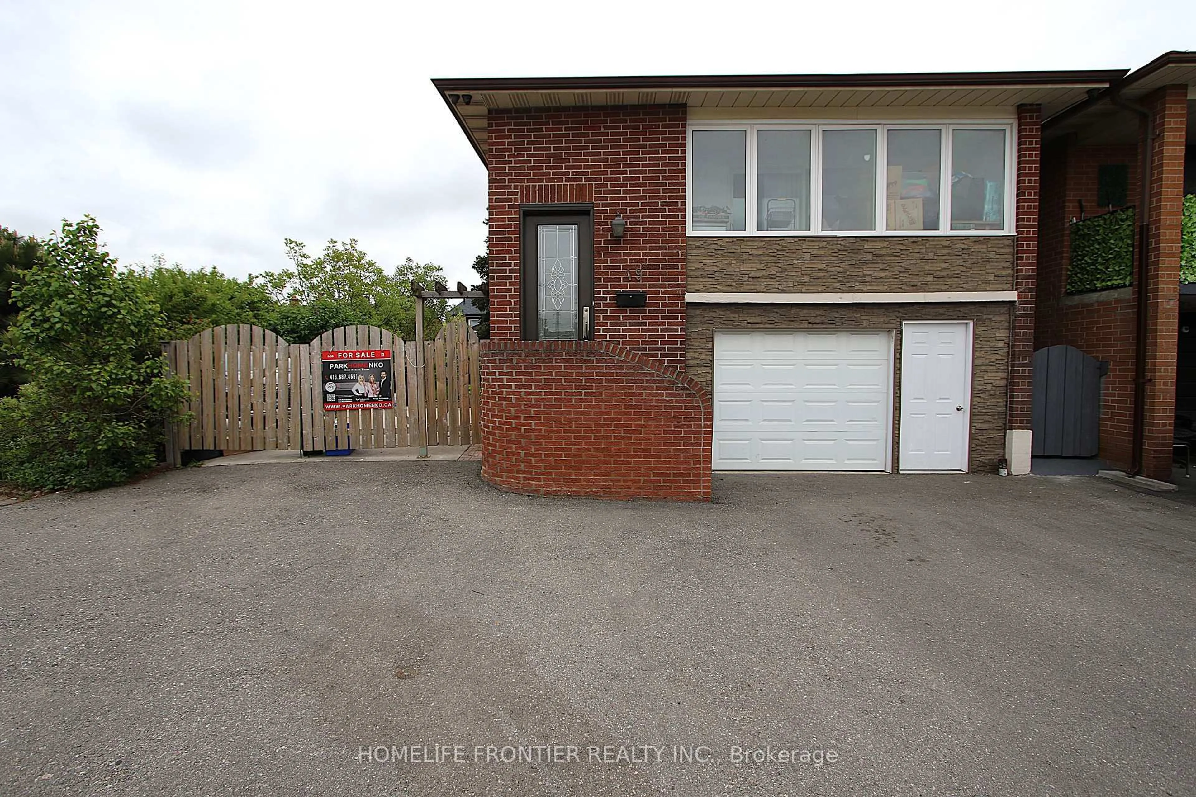 A pic from outside/outdoor area/front of a property/back of a property/a pic from drone, street for 49 Spyglass Hill Rd, Vaughan Ontario L4K 2K6
