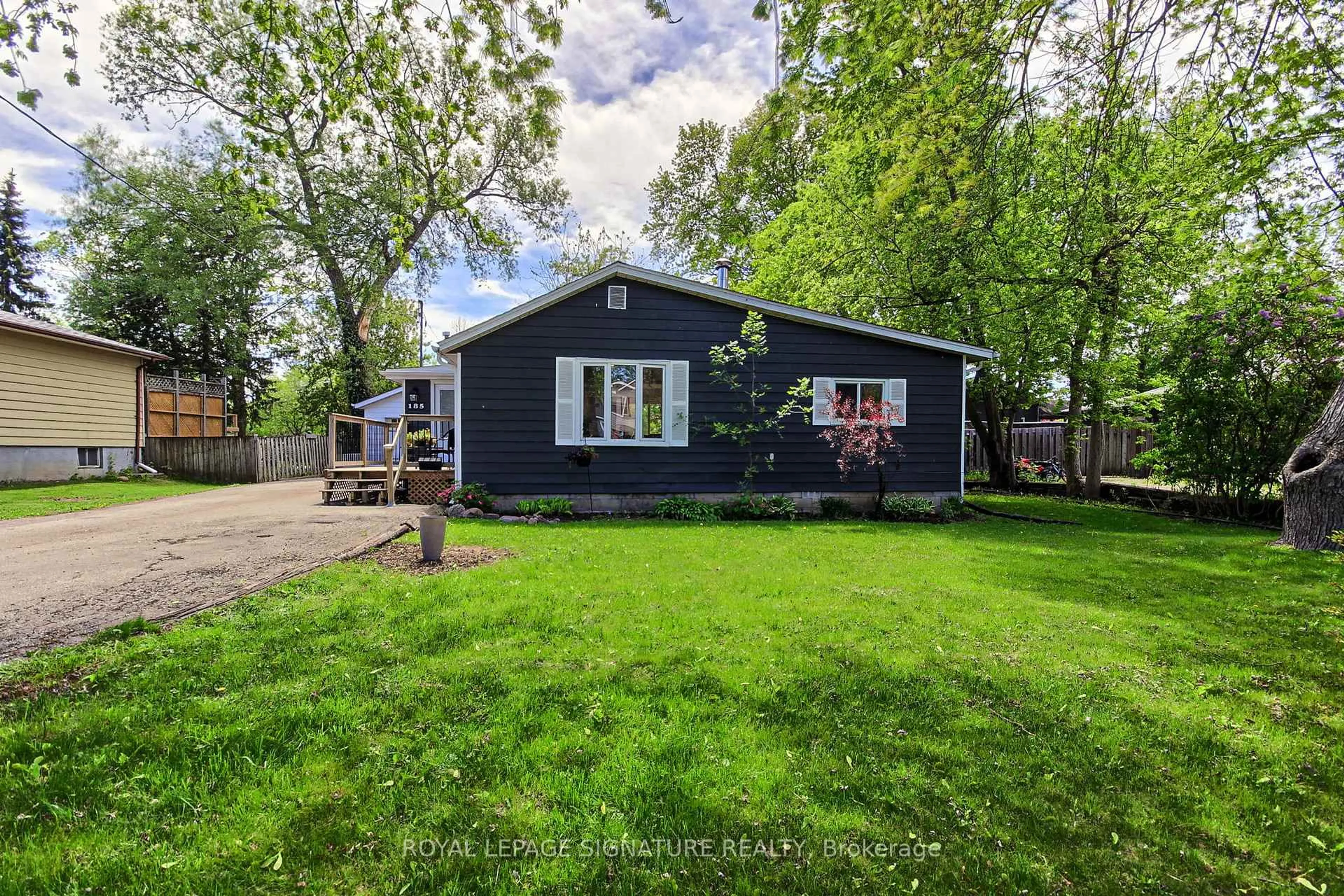 A pic from outside/outdoor area/front of a property/back of a property/a pic from drone, street for 185 Woodland Ave, Georgina Ontario L4P 2M9