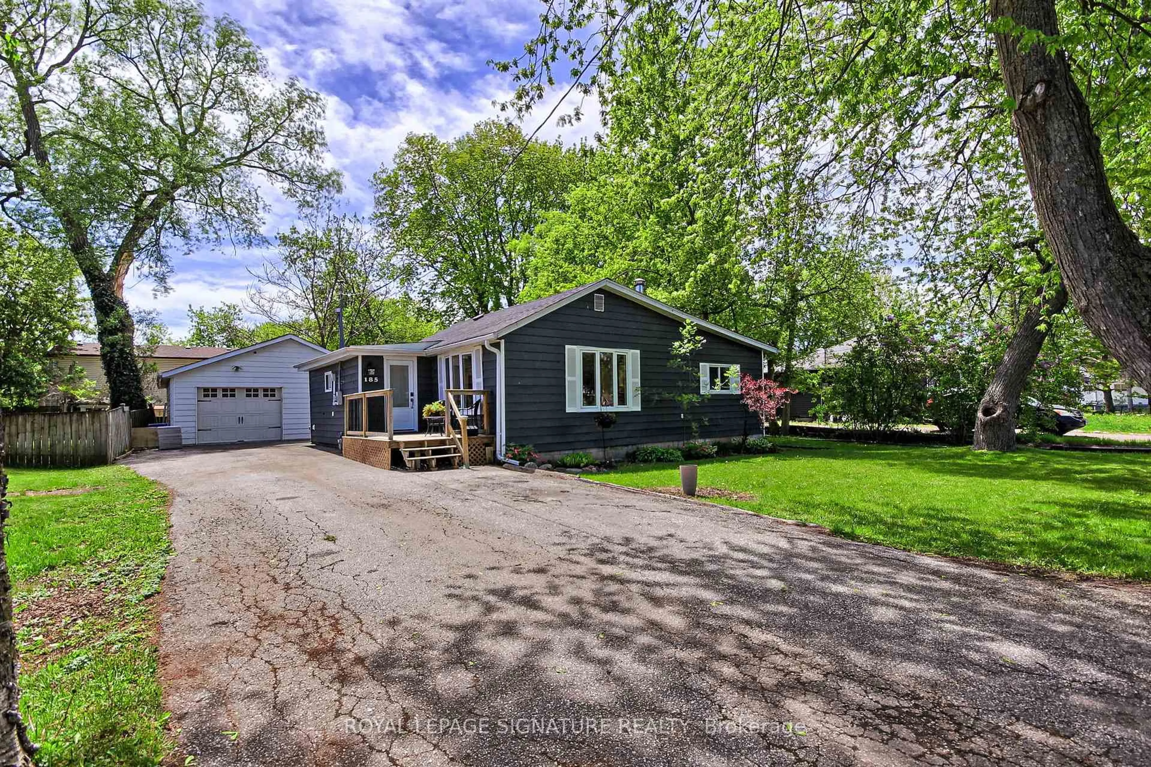 A pic from outside/outdoor area/front of a property/back of a property/a pic from drone, street for 185 Woodland Ave, Georgina Ontario L4P 2M9