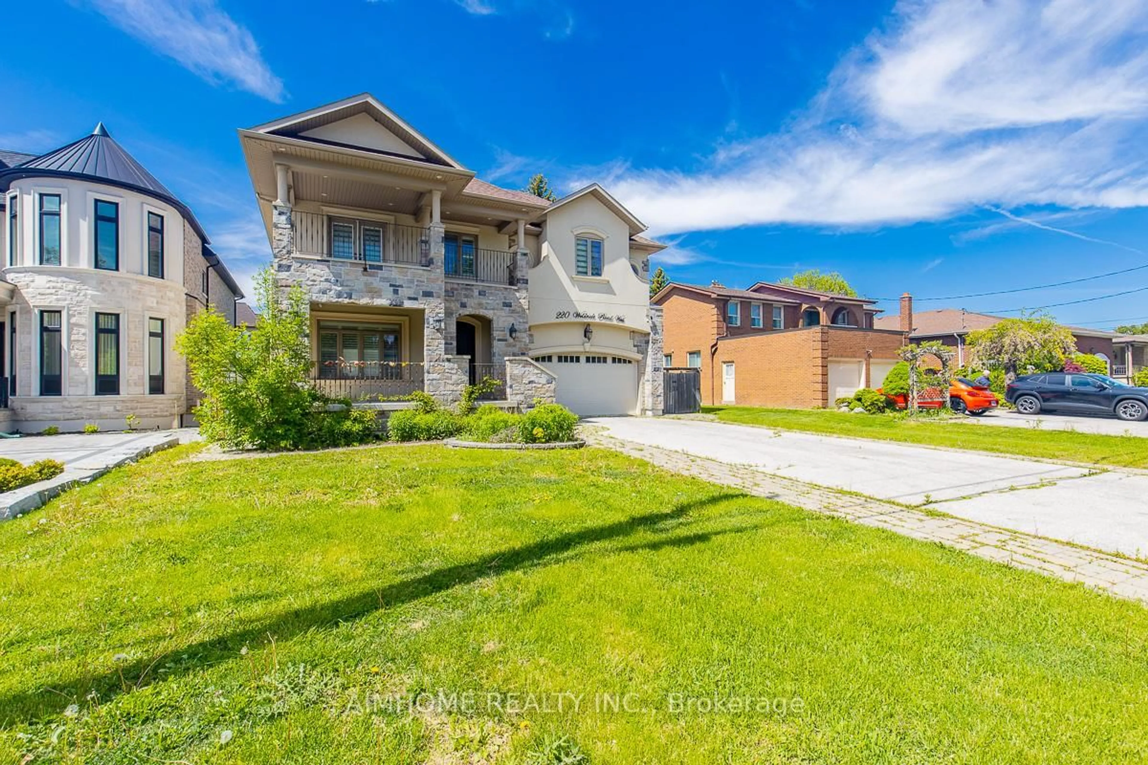 A pic from outside/outdoor area/front of a property/back of a property/a pic from drone, street for 220 Weldrick Rd, Richmond Hill Ontario L4C 3V3