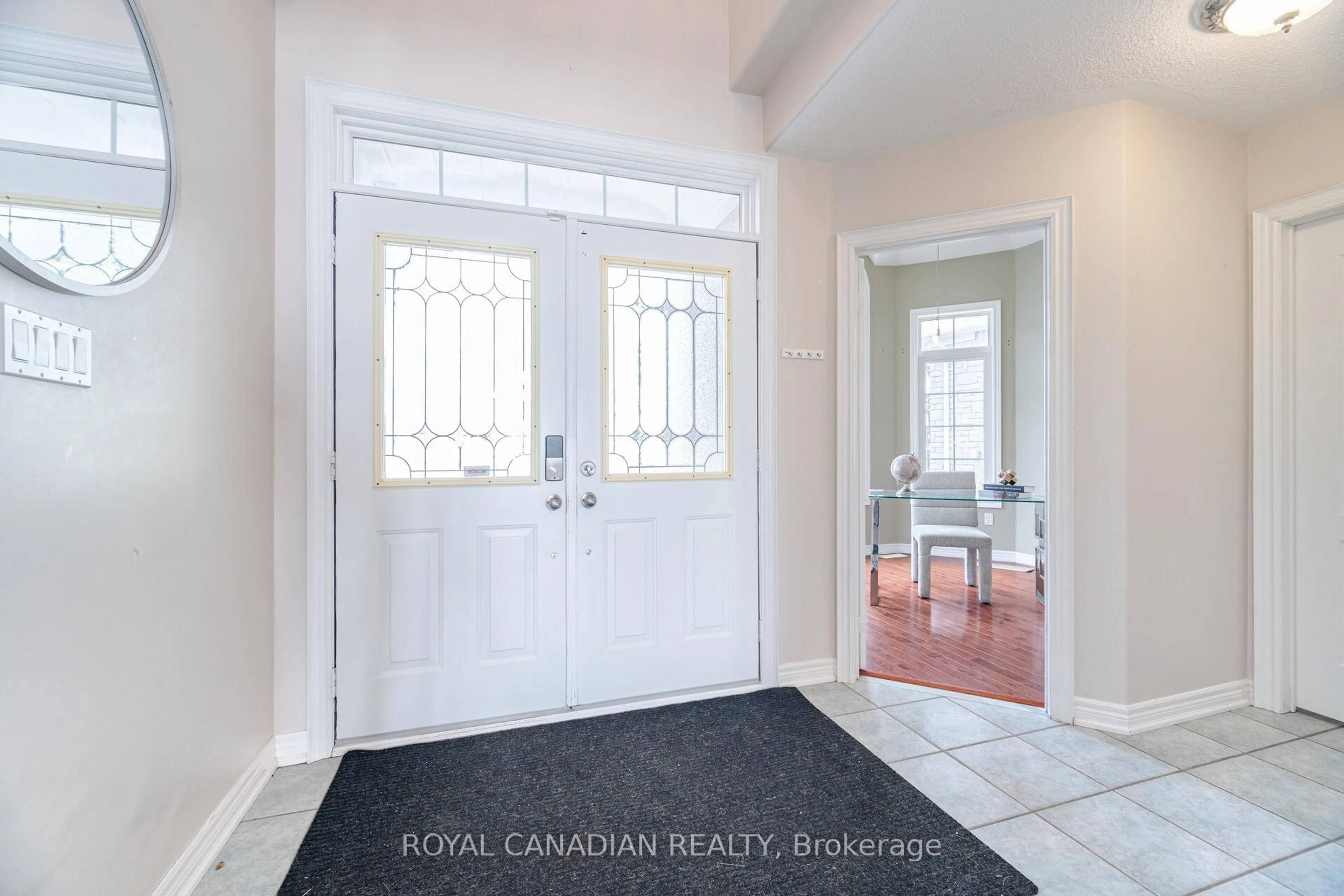 Indoor entryway for 678 Madeline Hts, Newmarket Ontario L3X 2J7