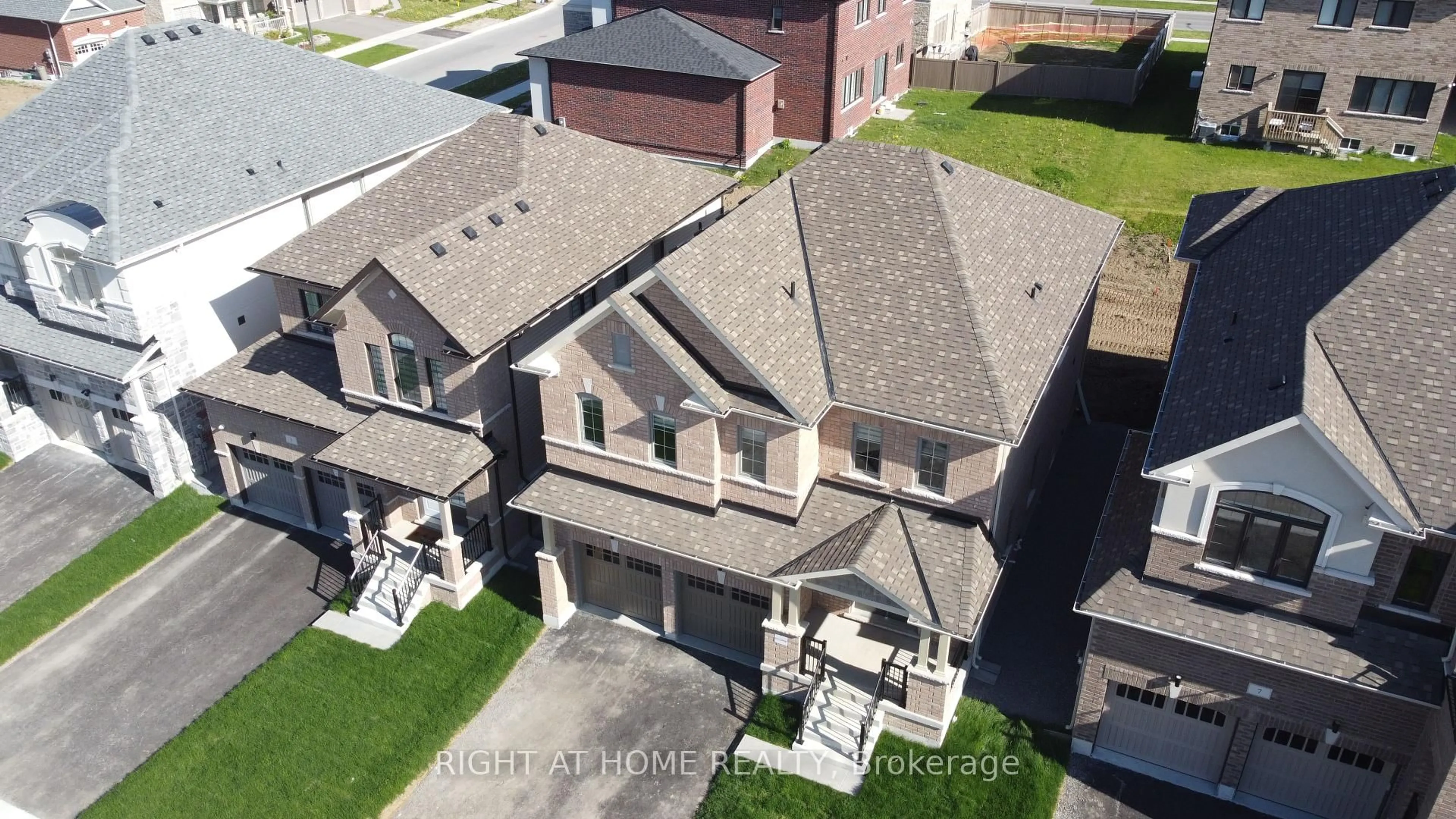 A pic from outside/outdoor area/front of a property/back of a property/a pic from drone, street for 5 Stennett Dr, Georgina Ontario L4P 0J4