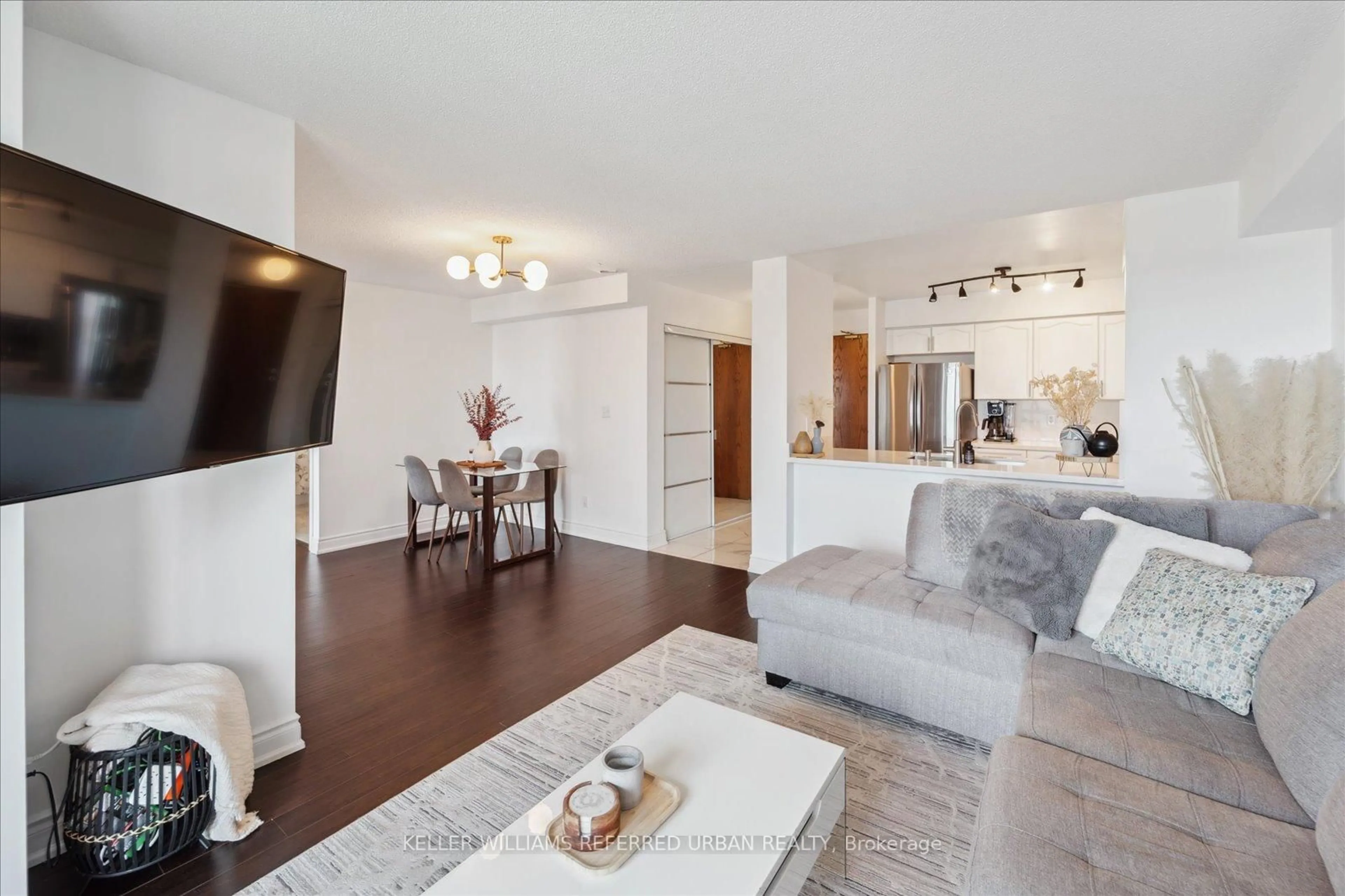 Living room with furniture, wood/laminate floor for 3 Ellesmere St #605, Richmond Hill Ontario L4B 4N2