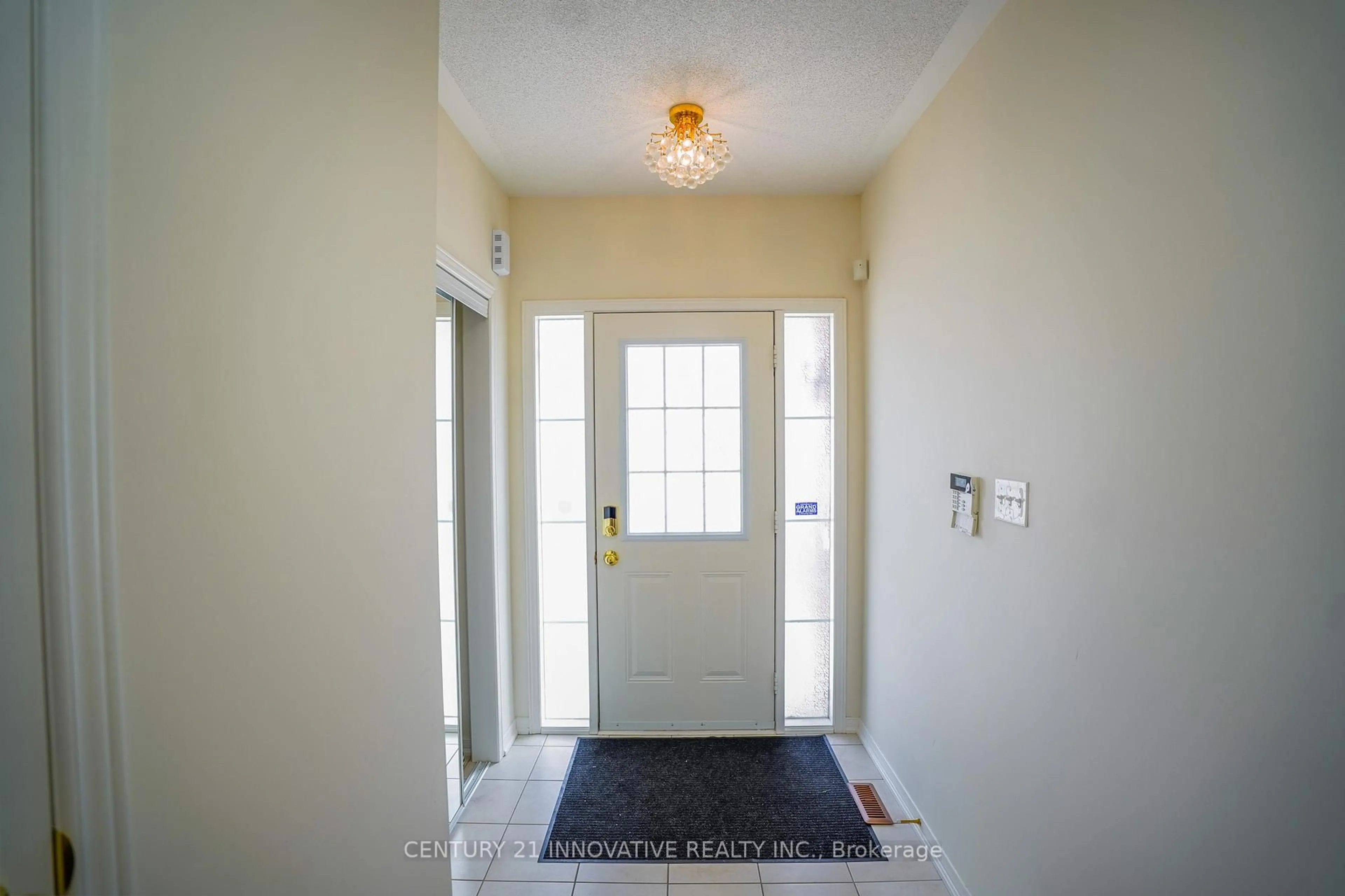 Indoor entryway for 121 Revelstoke Cres, Richmond Hill Ontario L4B 4T5