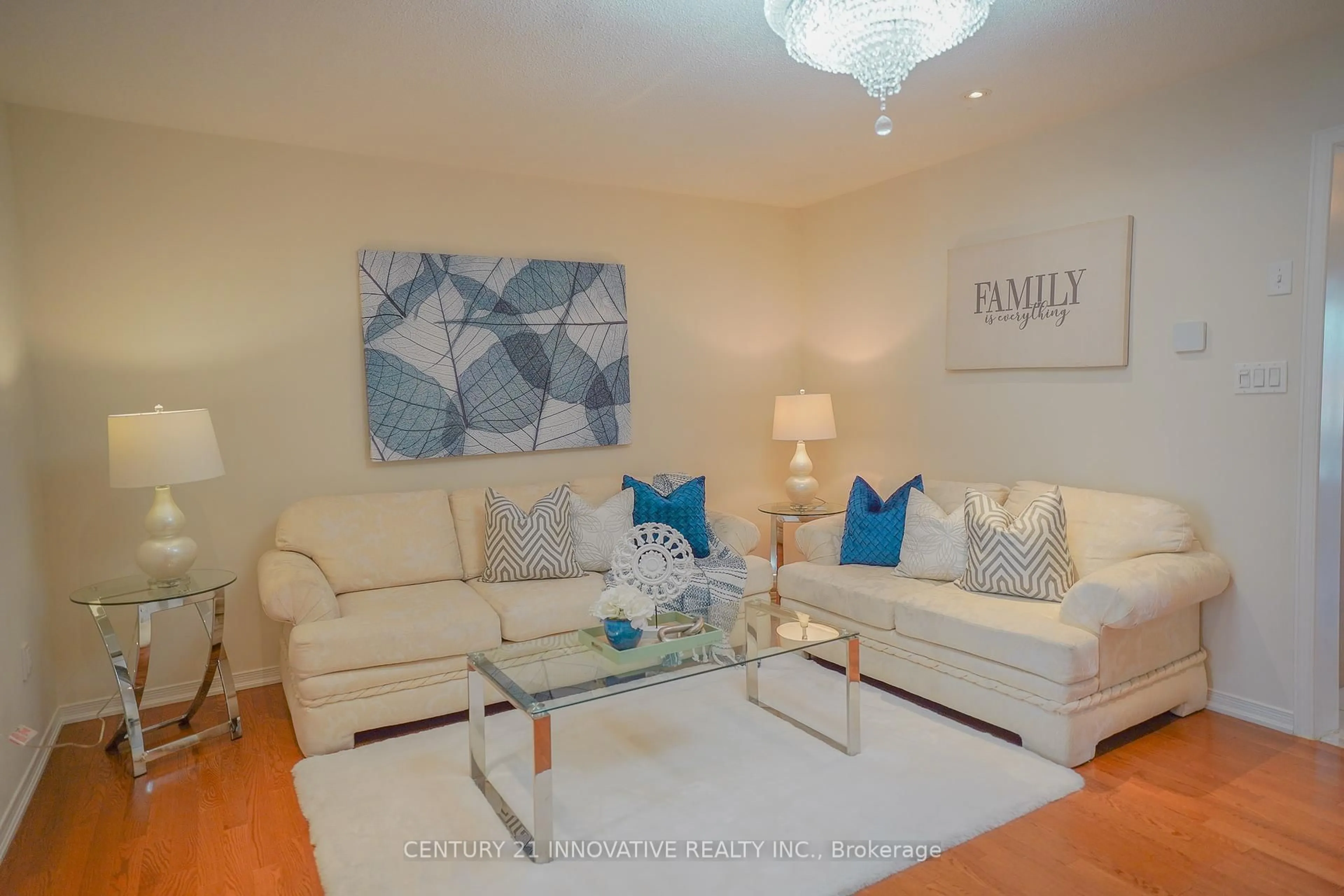 Living room with furniture, unknown for 121 Revelstoke Cres, Richmond Hill Ontario L4B 4T5