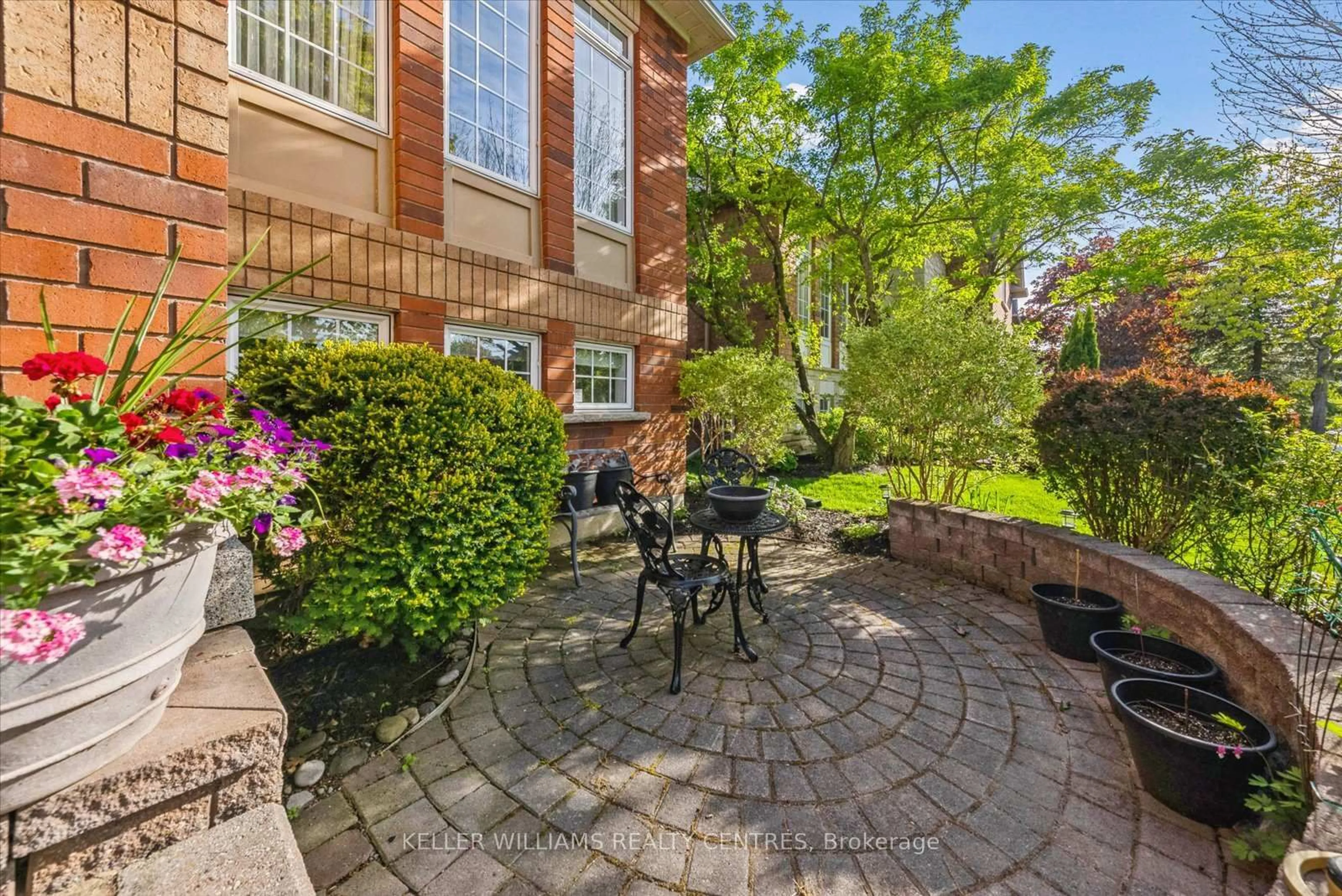 Patio, street for 1076 Broughton Lane, Newmarket Ontario L3X 2L6