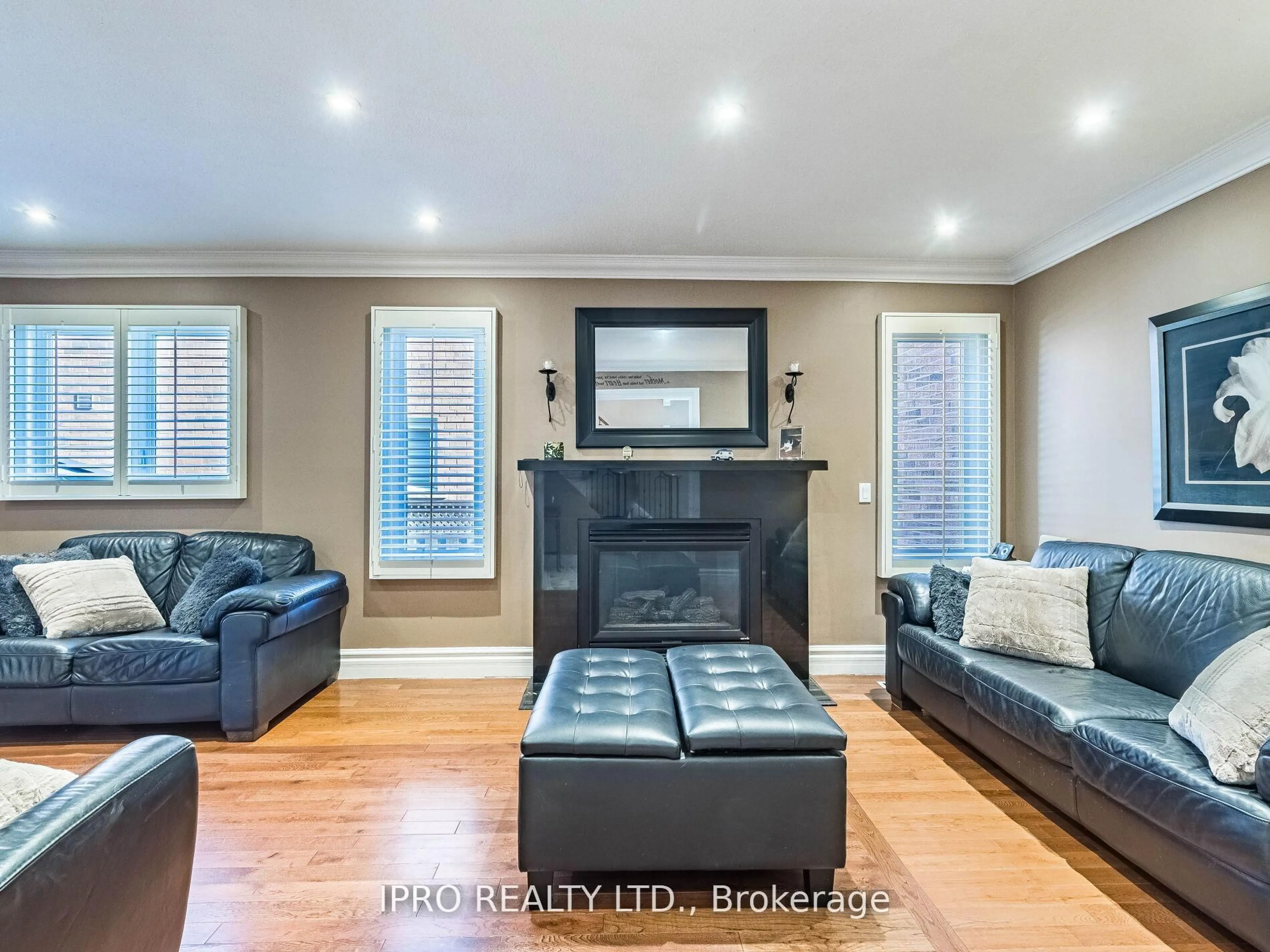 Living room with furniture, unknown for 54 Embassy Dr, Vaughan Ontario L4L 5B1