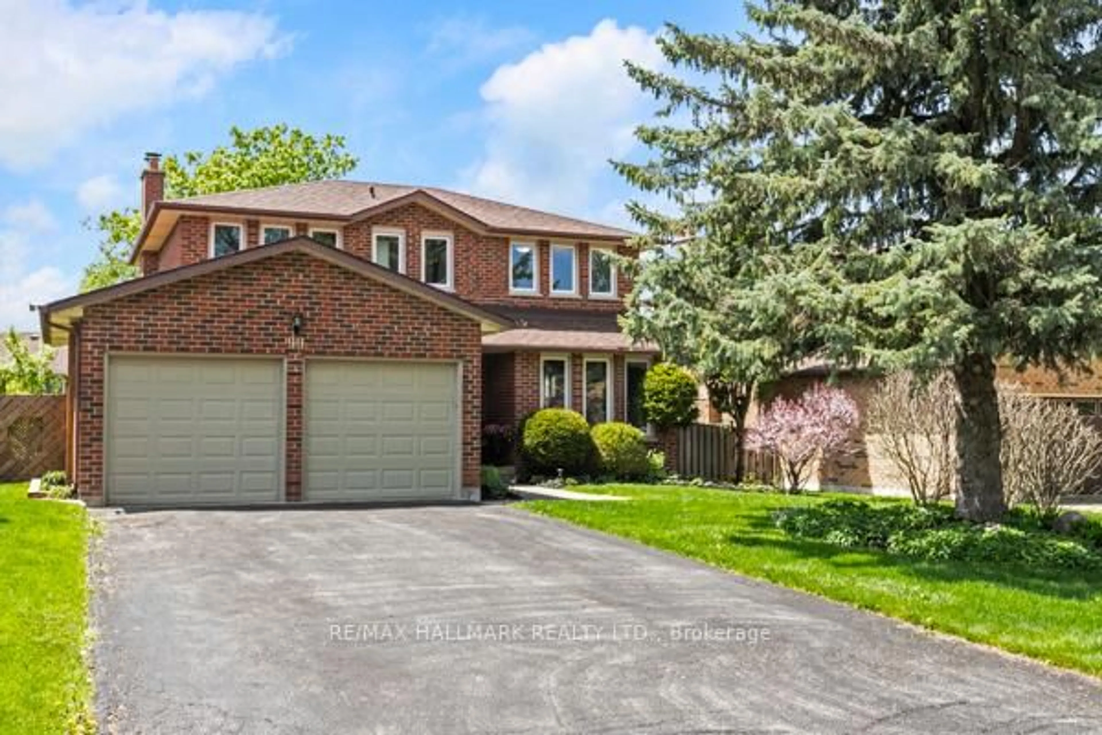 Home with brick exterior material, street for 90 Hazelwood Dr, Newmarket Ontario L3Y 3G3