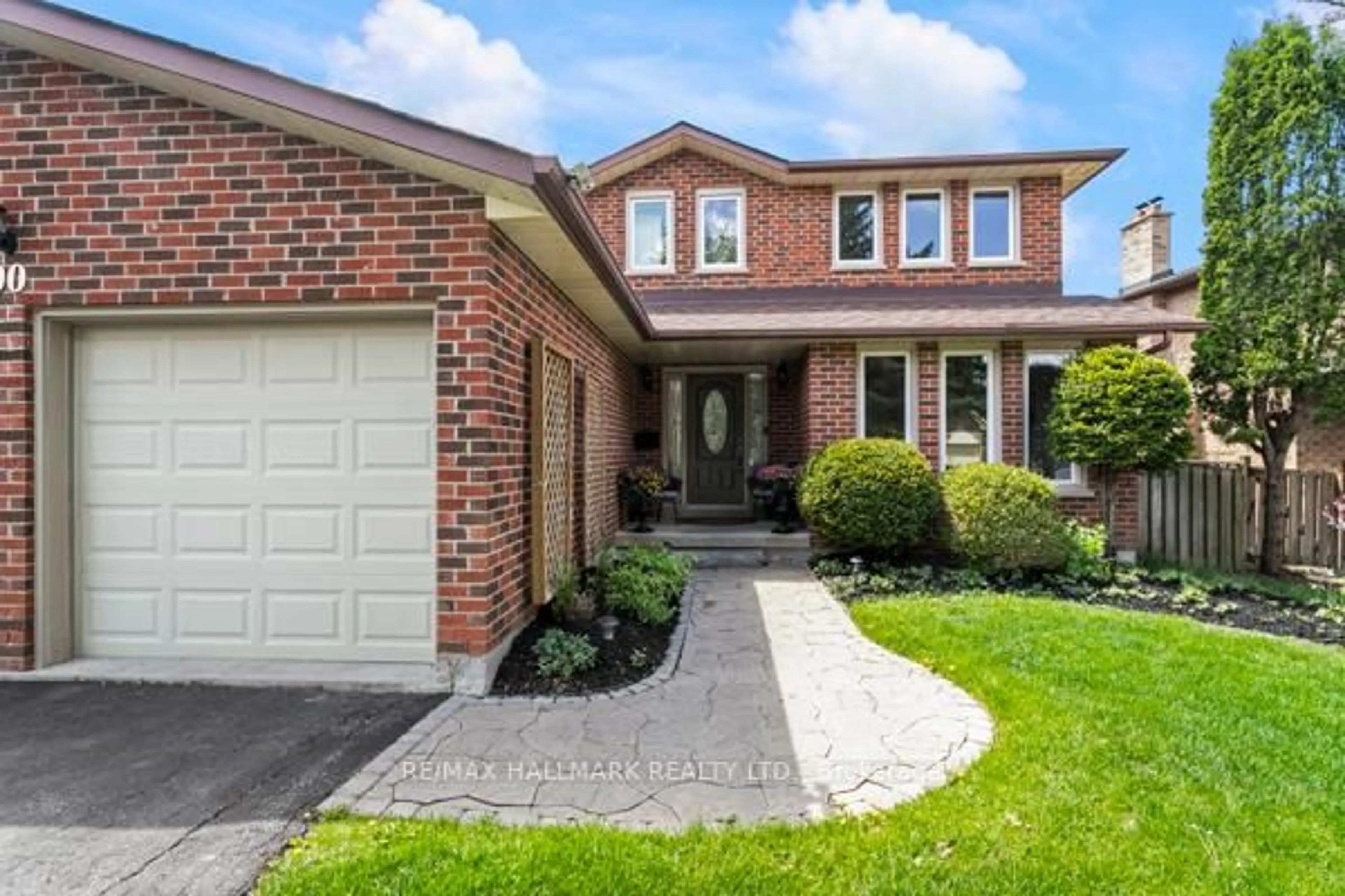 Home with brick exterior material, street for 90 Hazelwood Dr, Newmarket Ontario L3Y 3G3