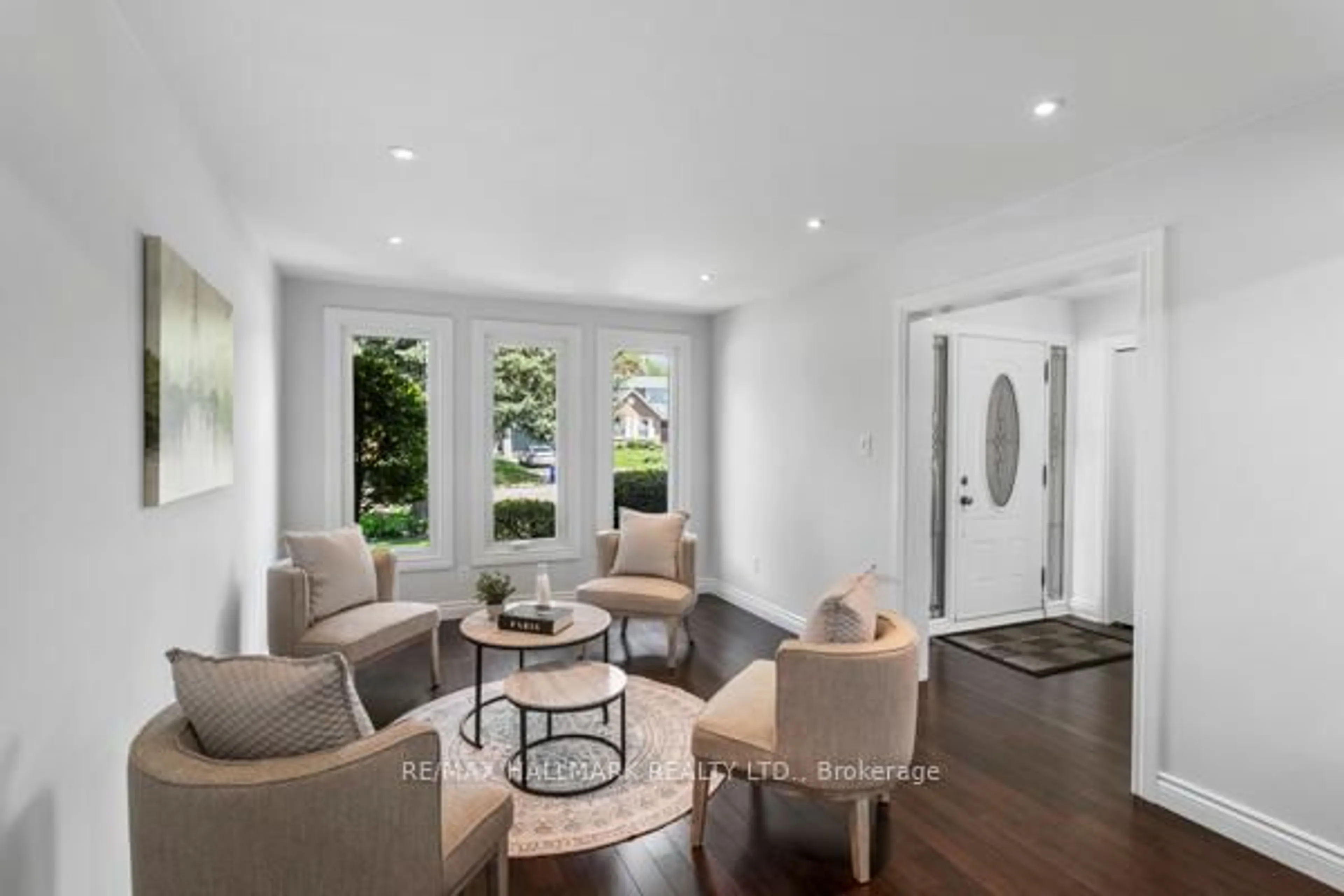 Living room with furniture, unknown for 90 Hazelwood Dr, Newmarket Ontario L3Y 3G3