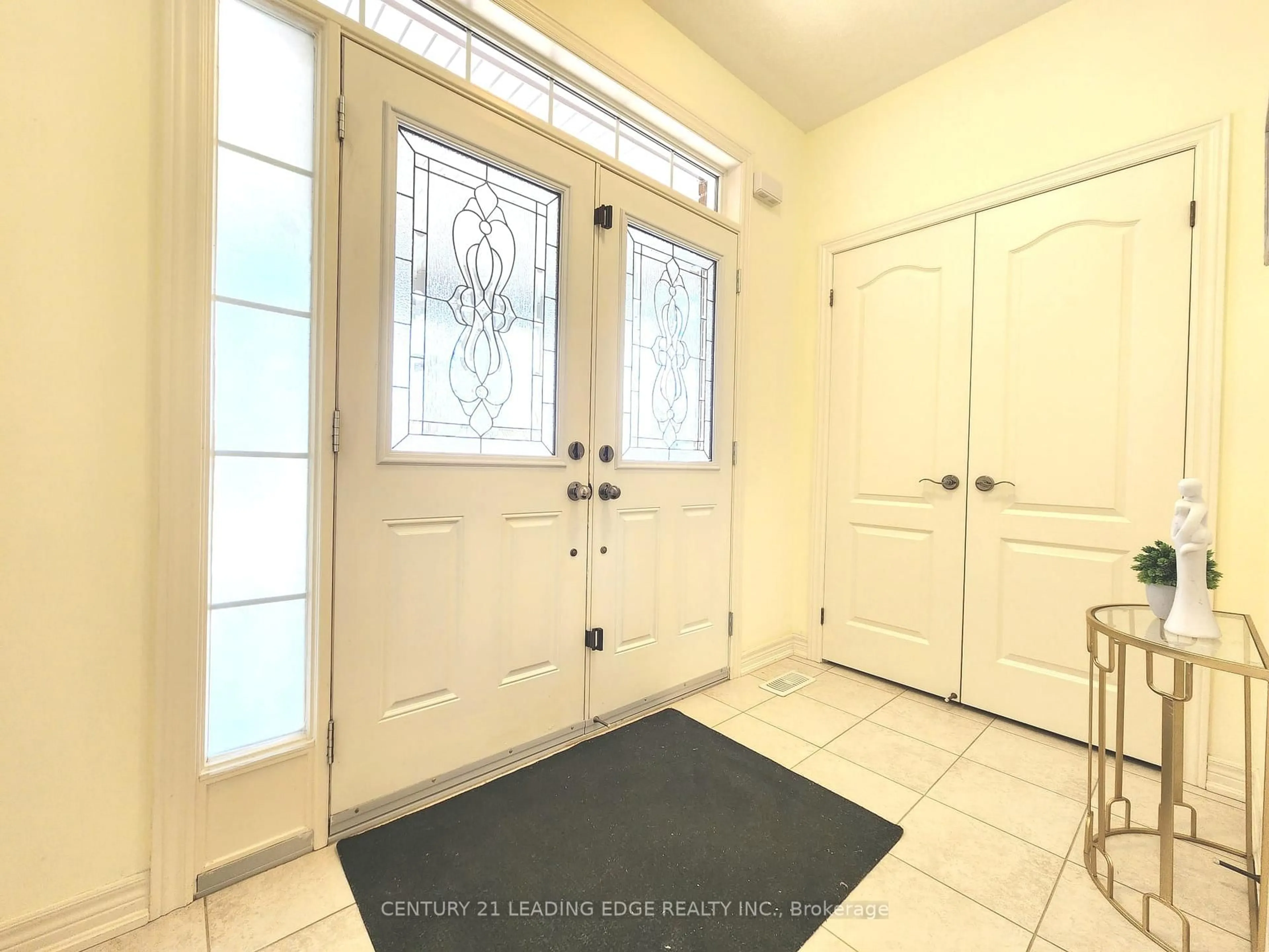 Indoor entryway for 6 Castleglen Blvd, Markham Ontario L6C 0A8